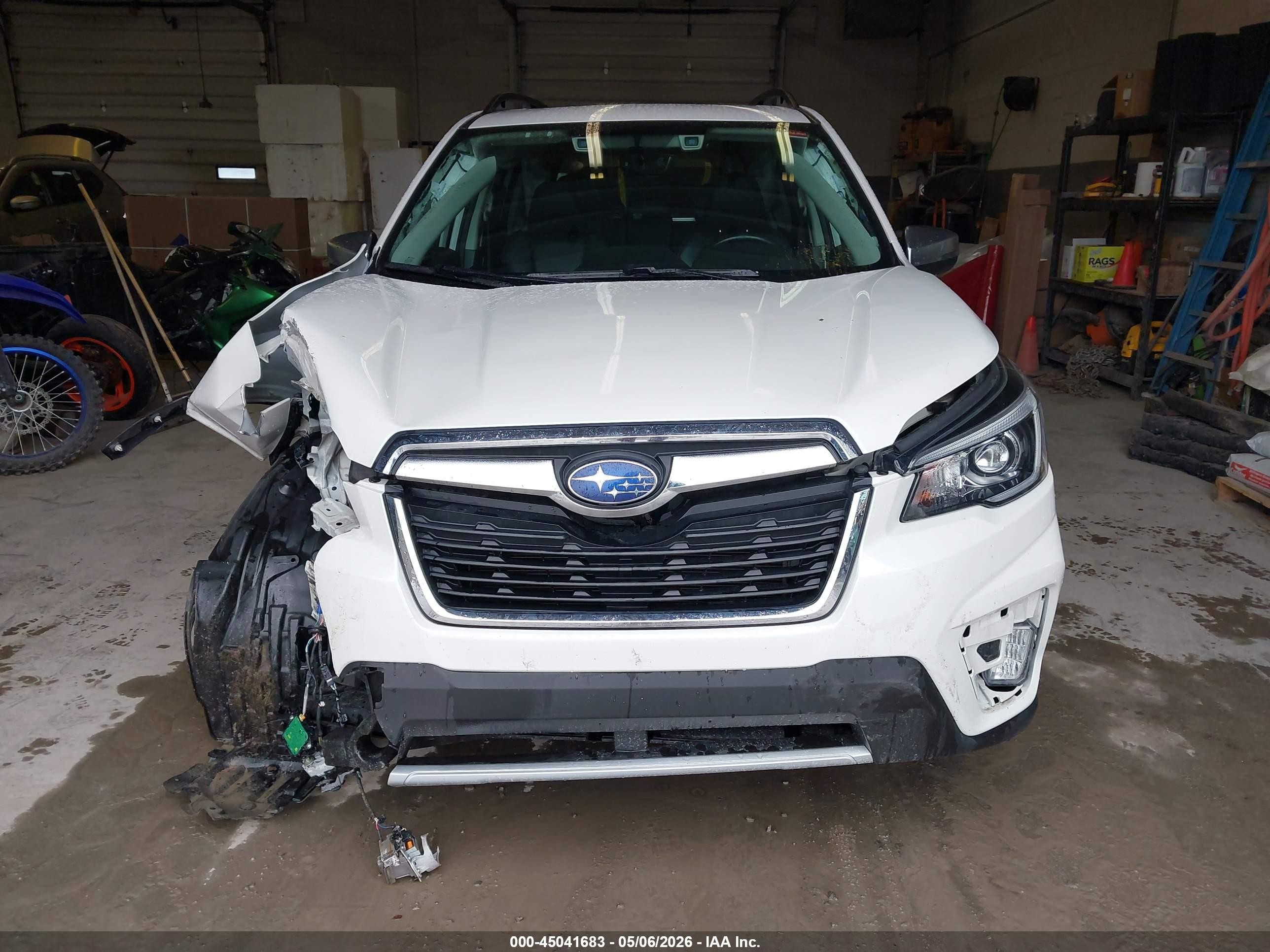 2020 Subaru Forester Touring White vin: JF2SKAXCXLH583399