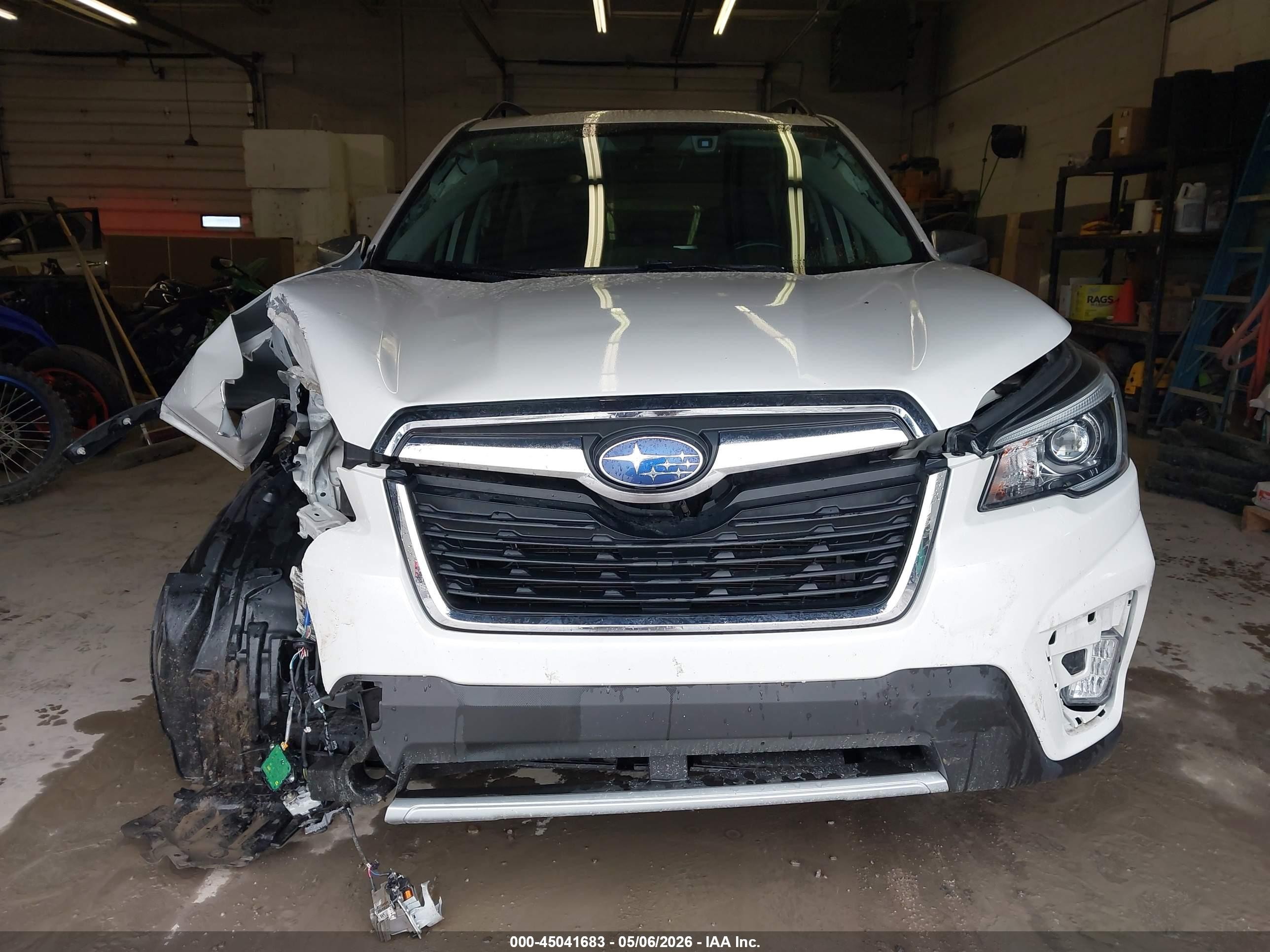 2020 Subaru Forester Touring White vin: JF2SKAXCXLH583399