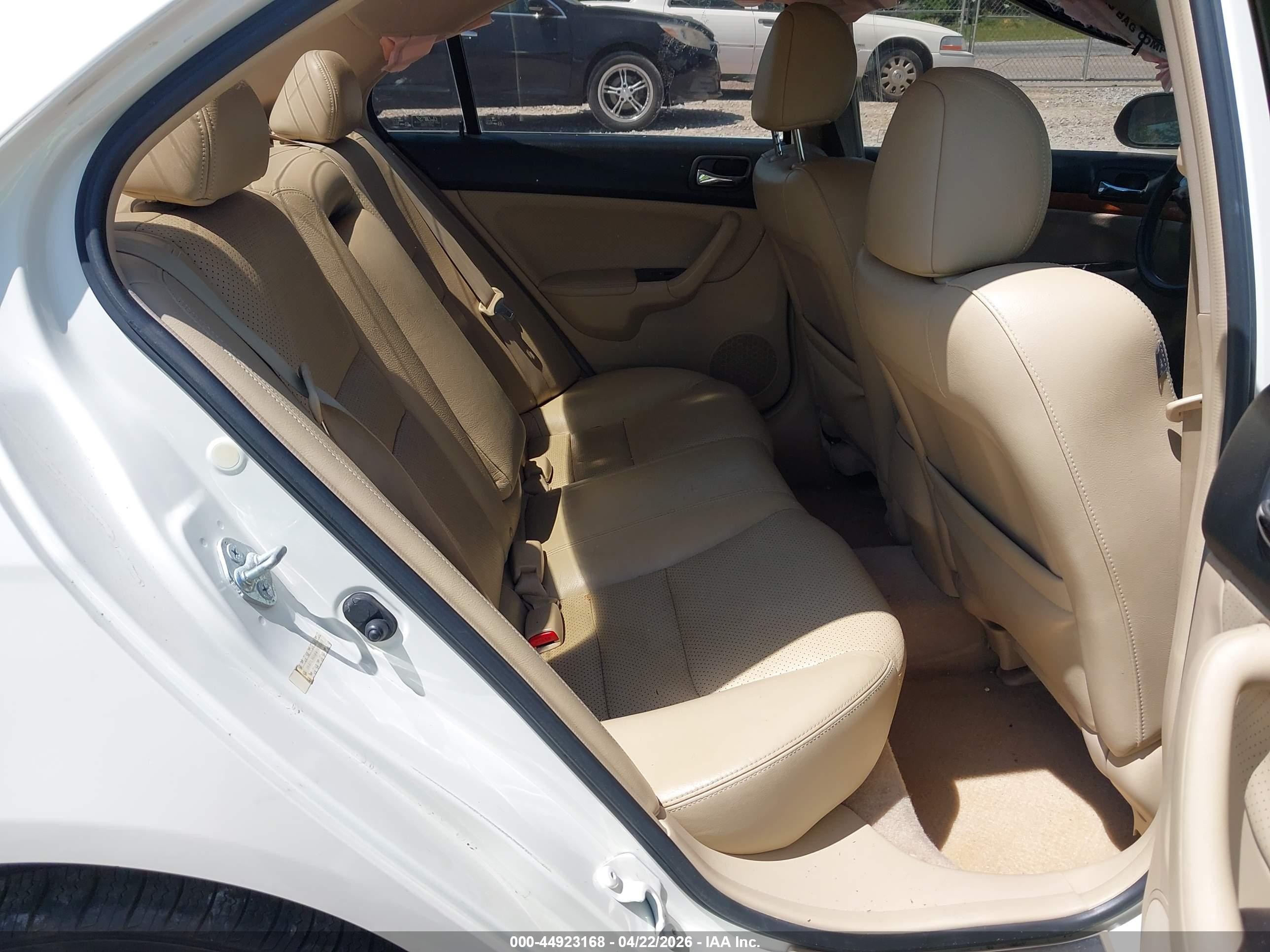 2004 Acura Tsx   White vin: JH4CL96884C022207