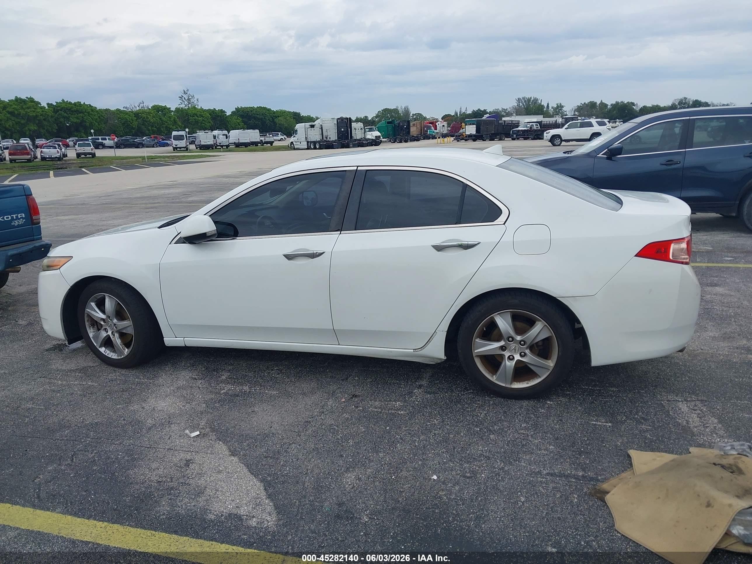 2013 Acura Tsx 2.4 White vin: JH4CU2F42DC001029