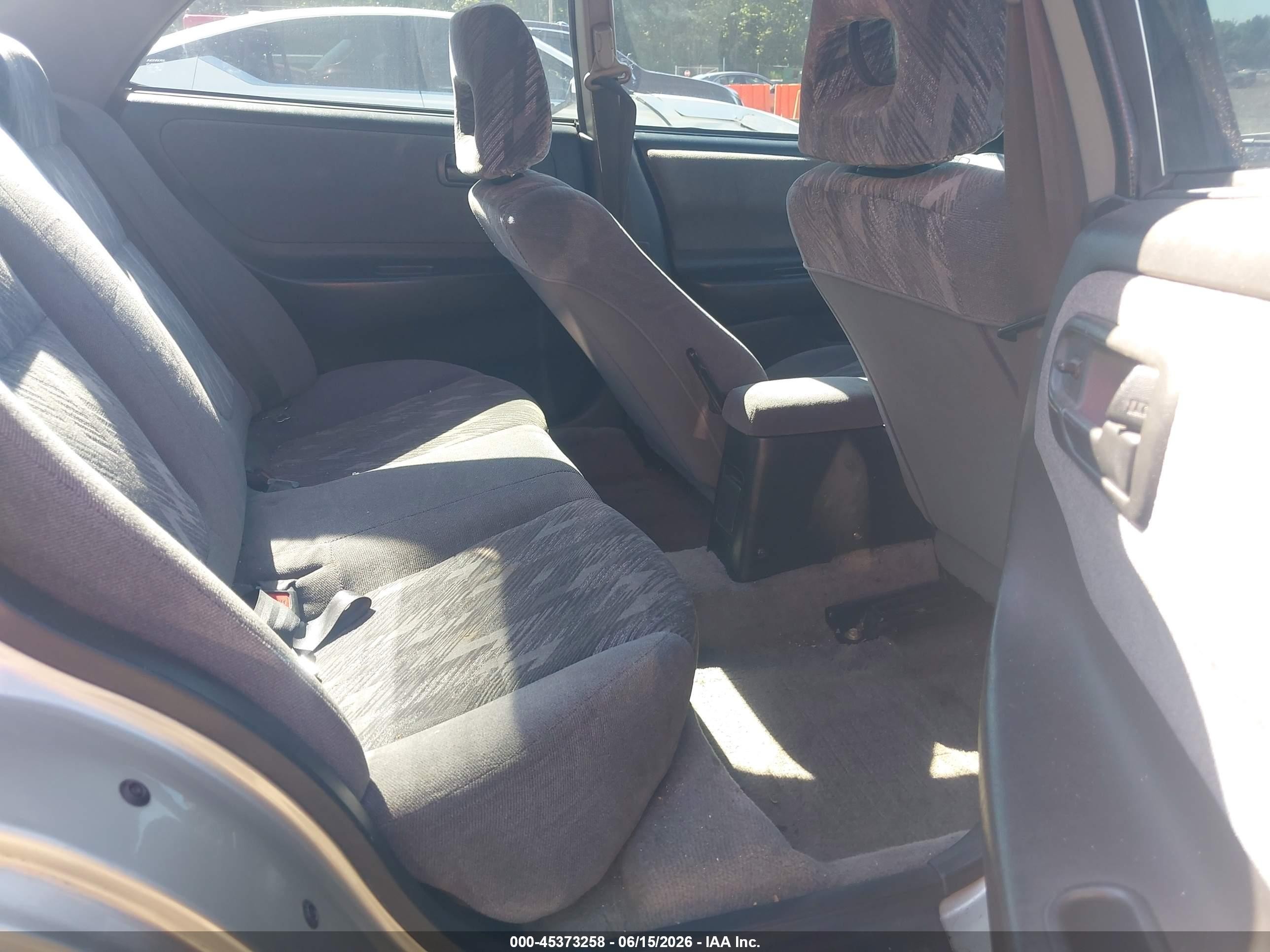 1998 Acura Integra Ls Silver vin: JH4DB7550WS002240