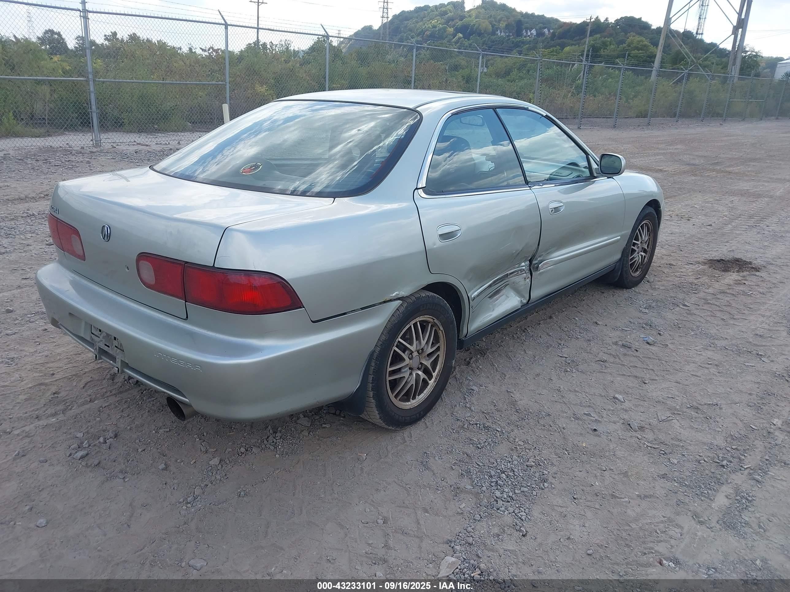 1998 Acura Integra Gs Silver vin: JH4DB7668WS001201