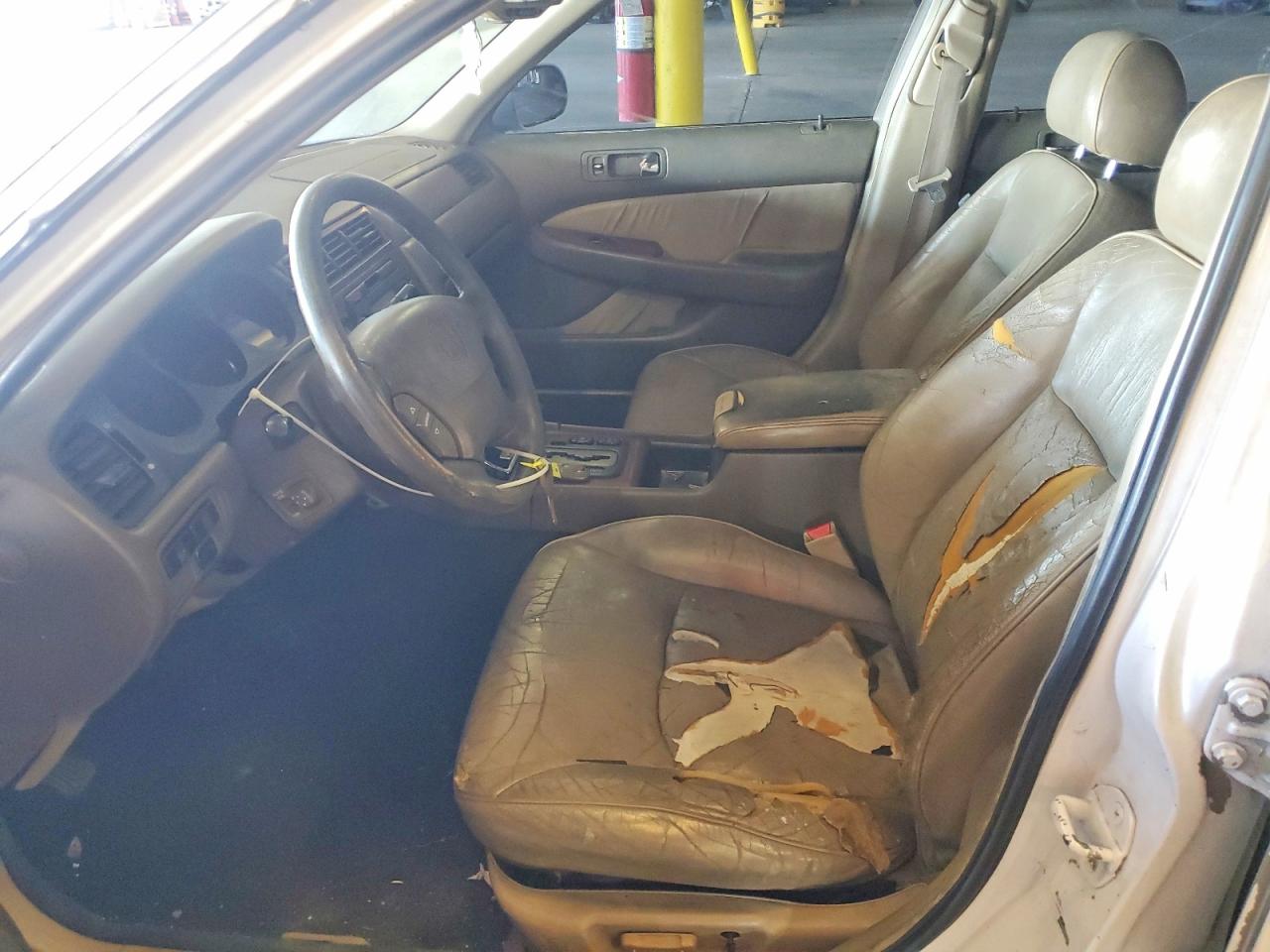 2002 Acura 3.5rl White vin: JH4KA96512C001722