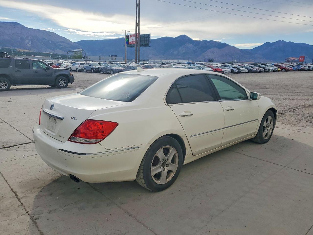 2005 Acura Rl White vin: JH4KB16515C015686