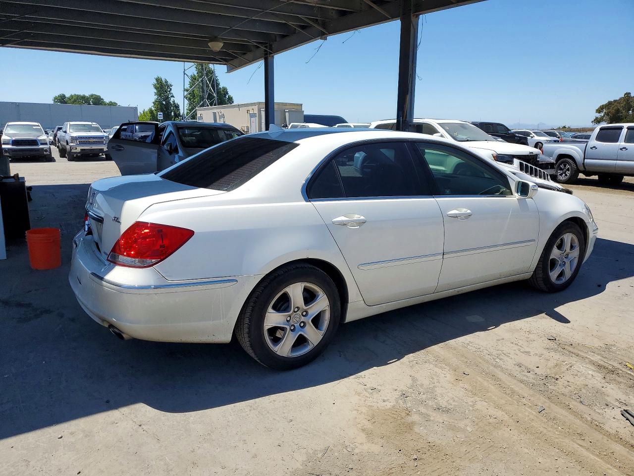 2005 Acura Rl White vin: JH4KB165X5C003665