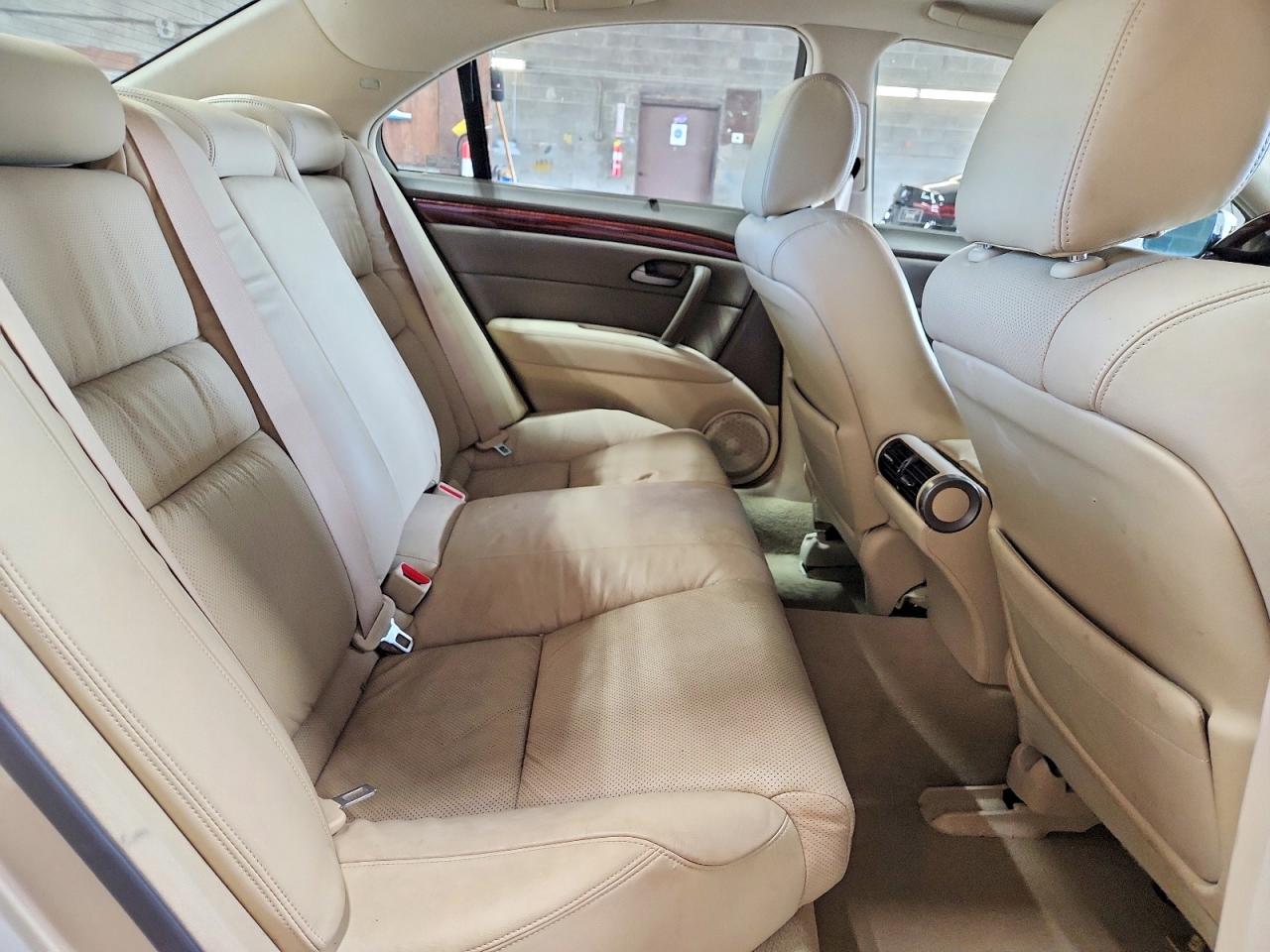 2009 Acura Rl Beige vin: JH4KB266X9C000706