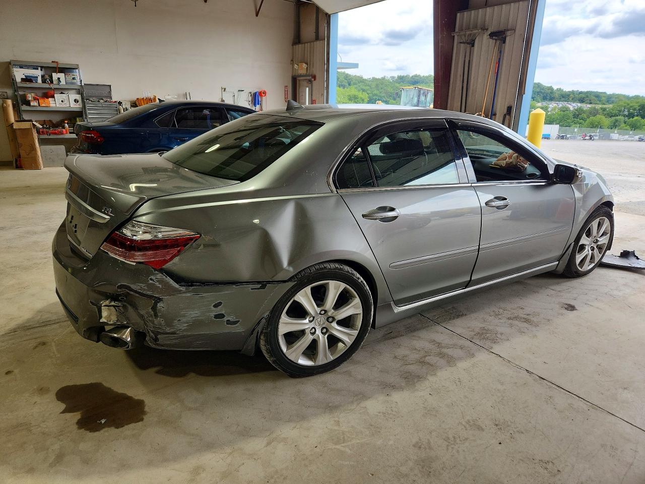 2010 Acura Rl Silver vin: JH4KB2F62AC001868