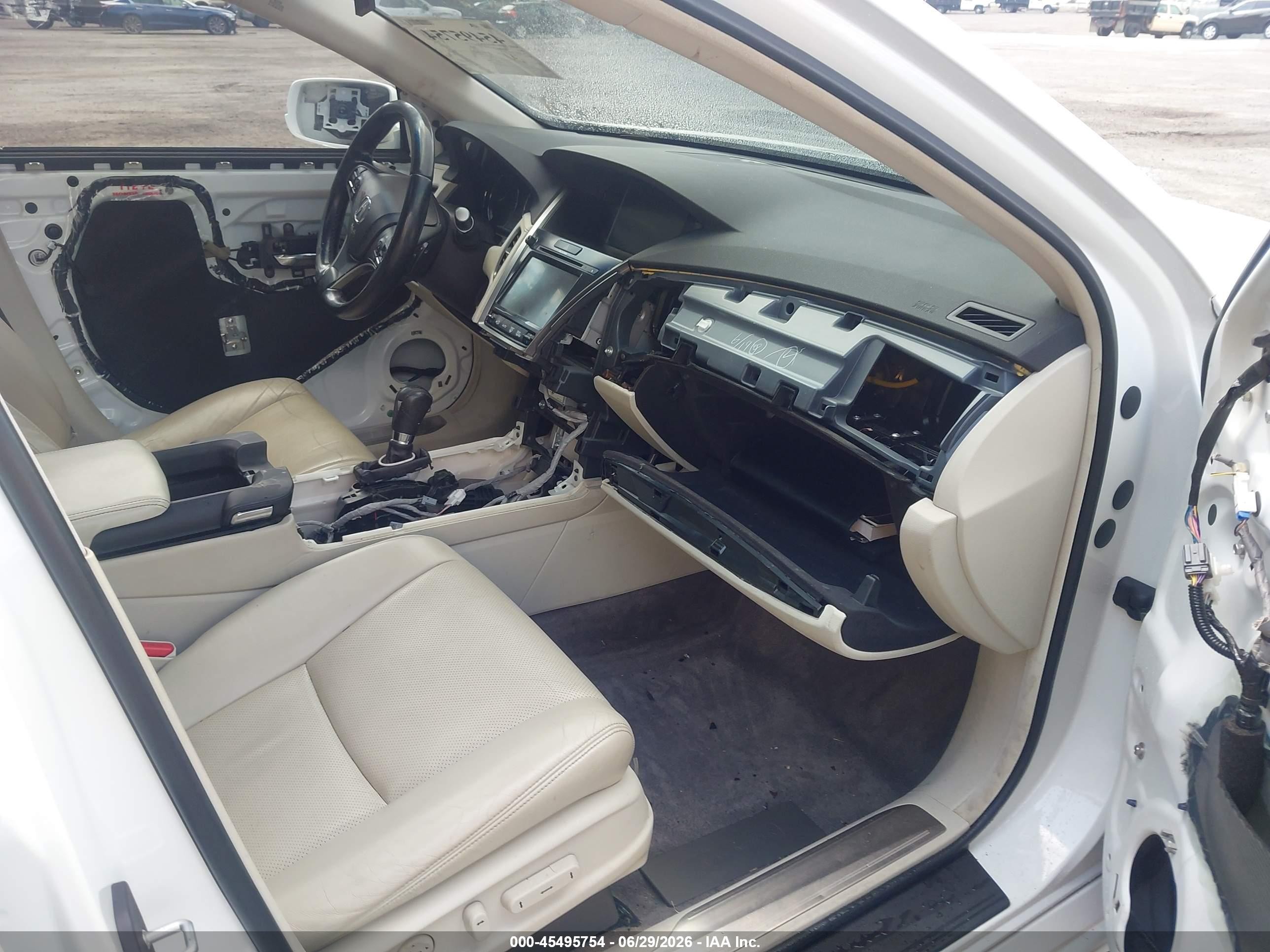 2015 Acura Rlx   White vin: JH4KC1F56FC000258