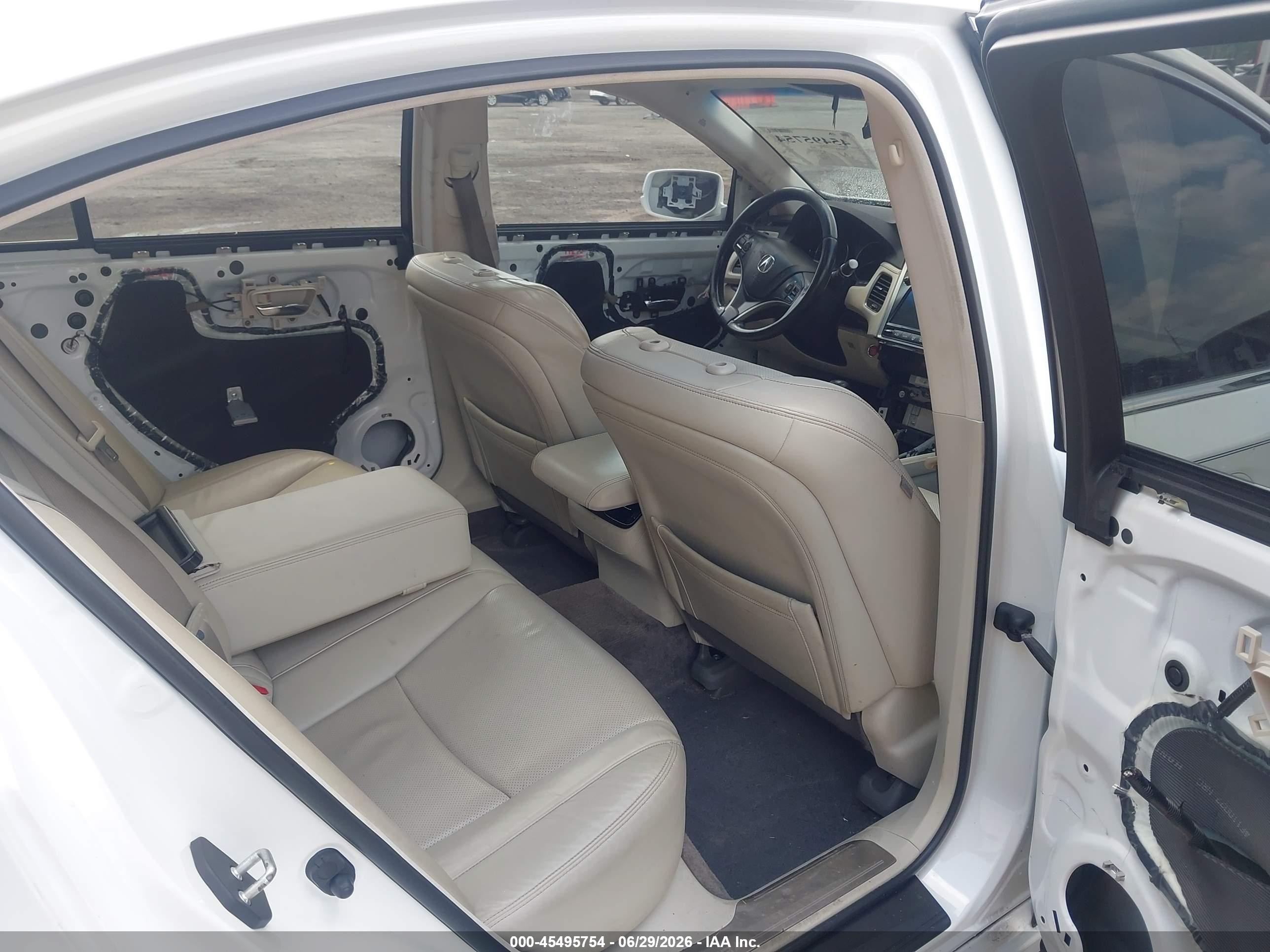 2015 Acura Rlx   White vin: JH4KC1F56FC000258