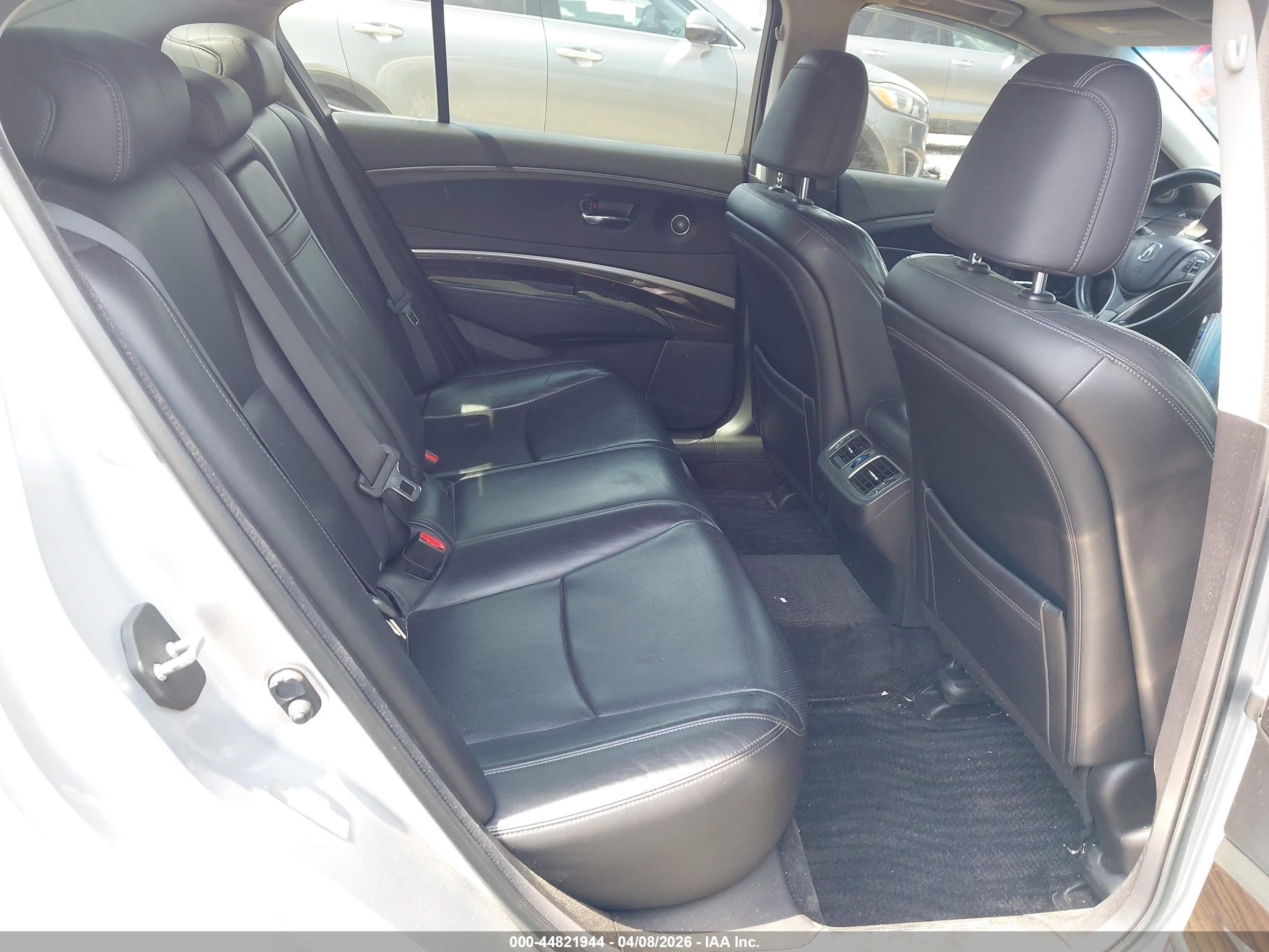 2015 Acura Rlx   Серебряный vin: JH4KC1F56FC001278