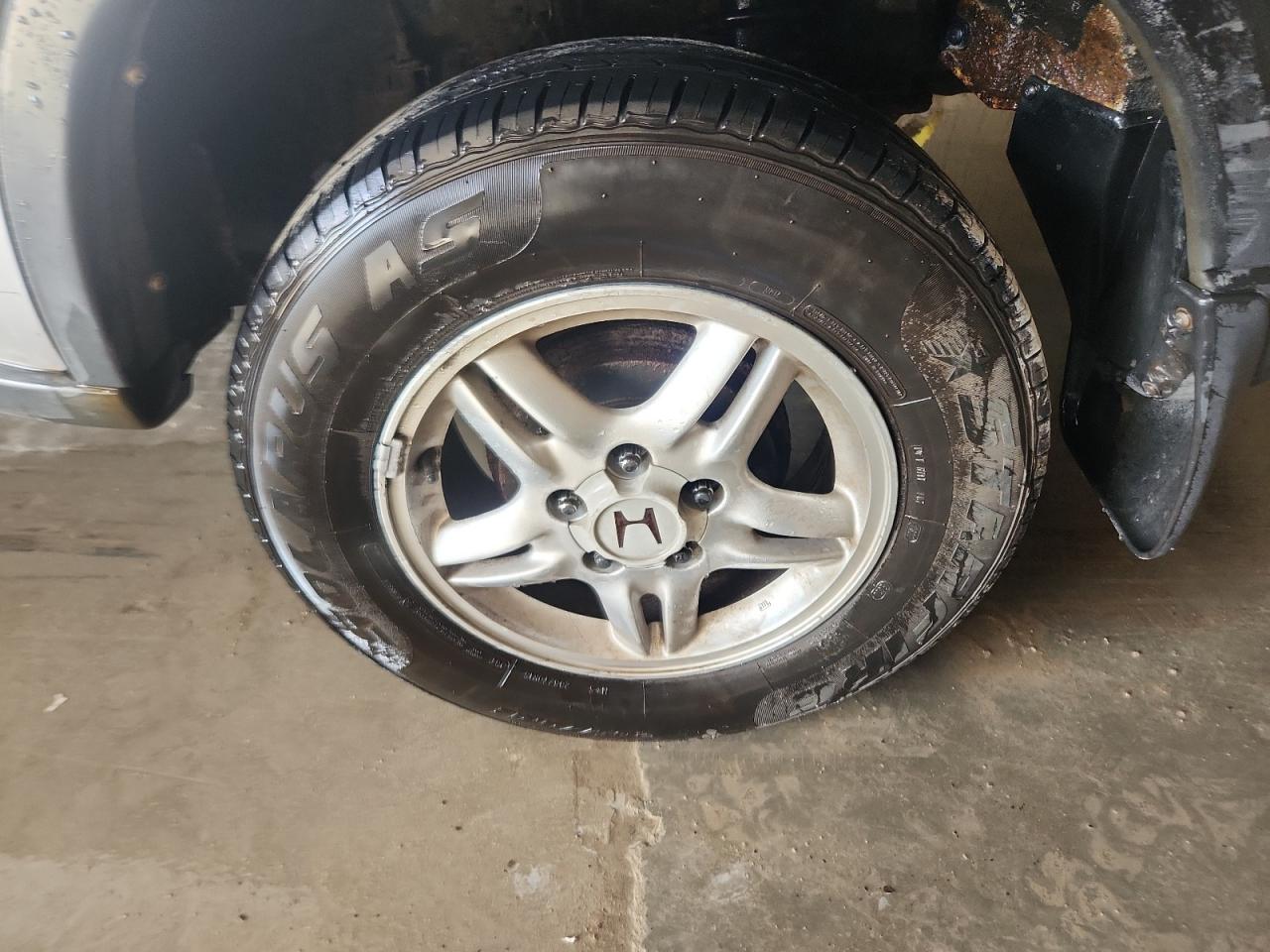 2001 Honda Cr-v Ex Серебряный vin: JHLRD18601C010914 Damage: Left Front Tire, Worn, Replacement Required