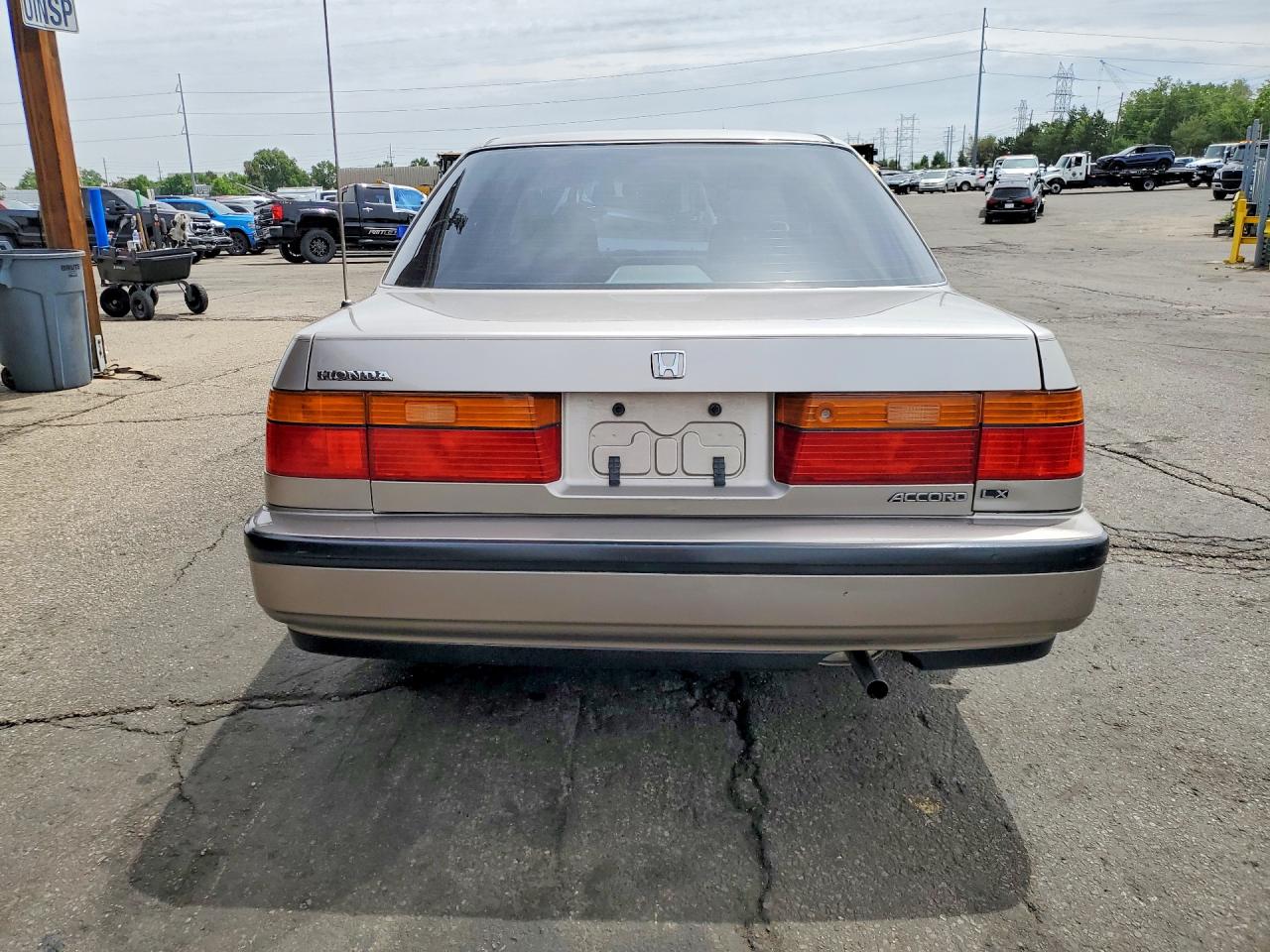 1990 Honda Accord Lx Silver vin: JHMCB765XLC051106