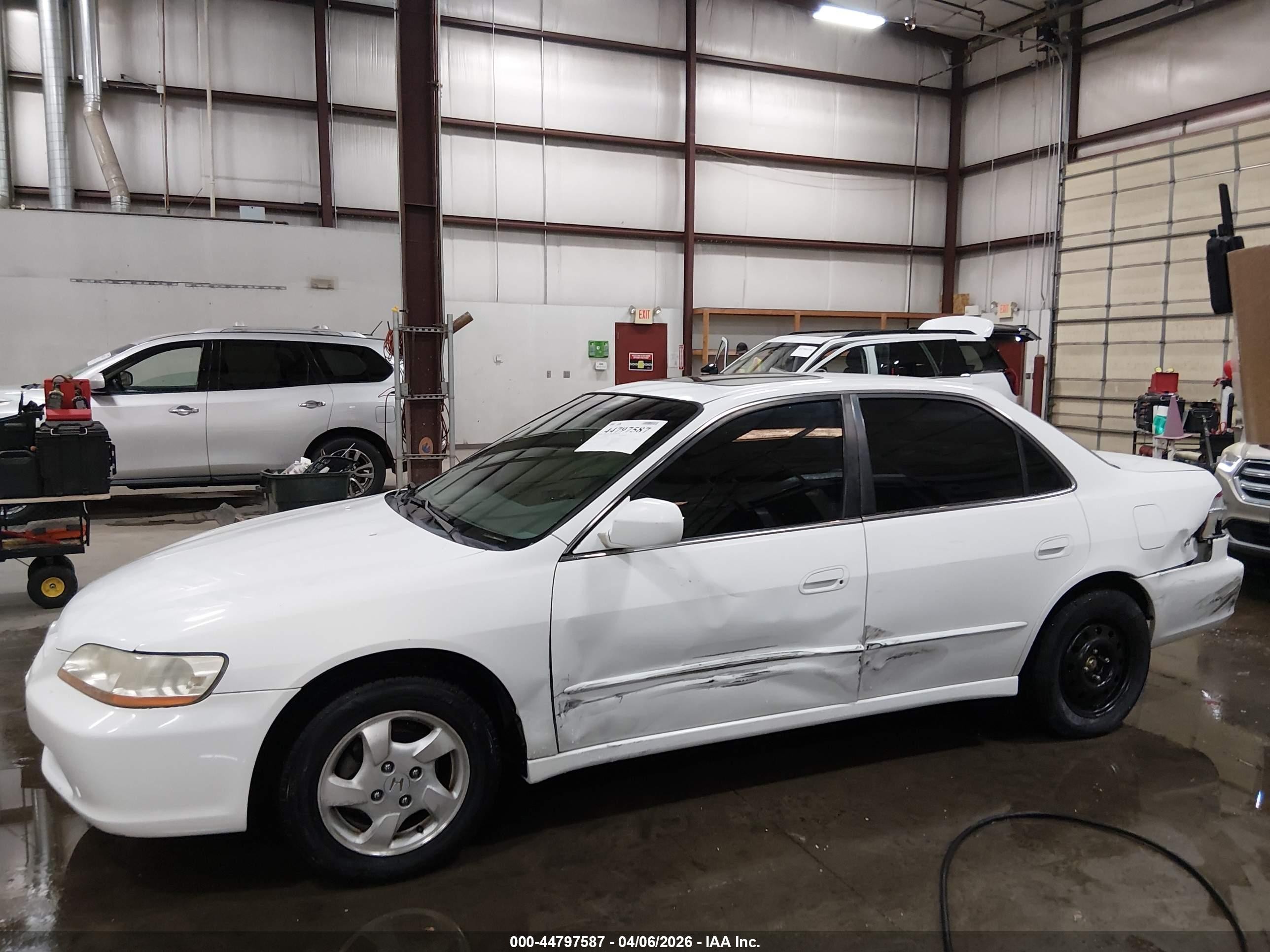 1999 Honda Accord Ex White vin: JHMCG6678XC035084