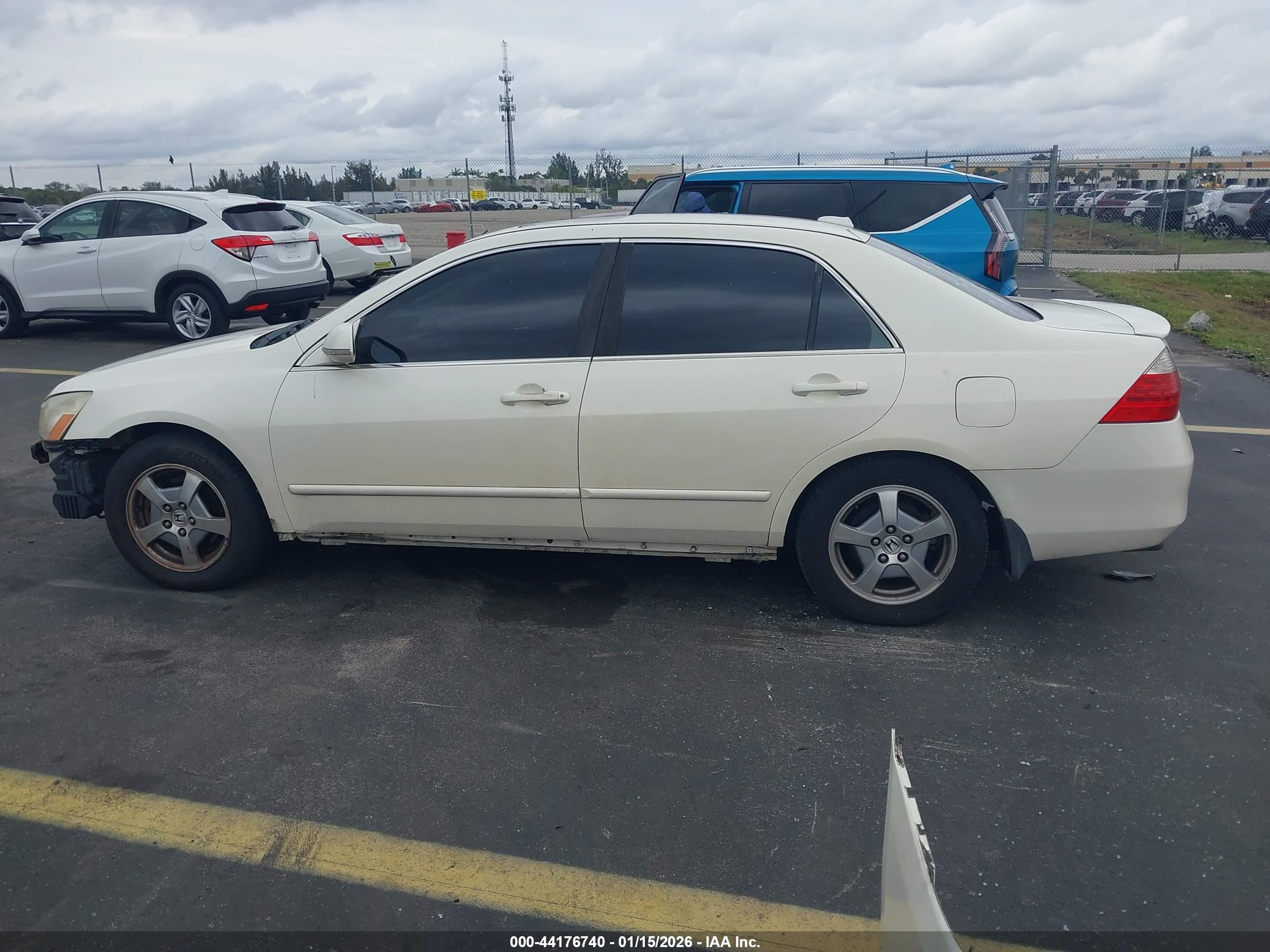 2007 Honda Accord Hybrid   White vin: JHMCN36417C002874