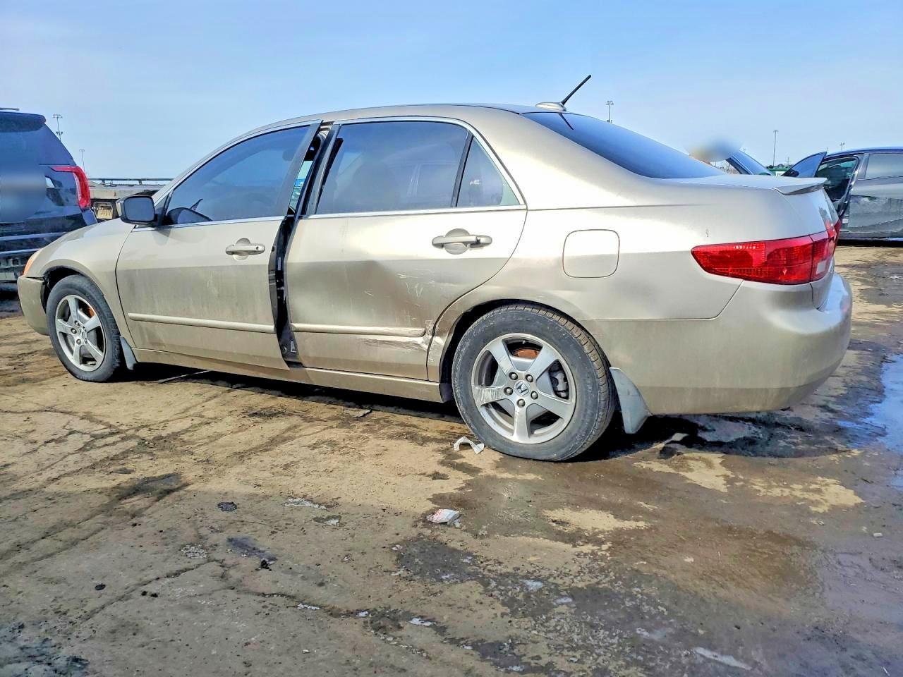 2005 Honda Accord Hybrid Gold vin: JHMCN36475C018901