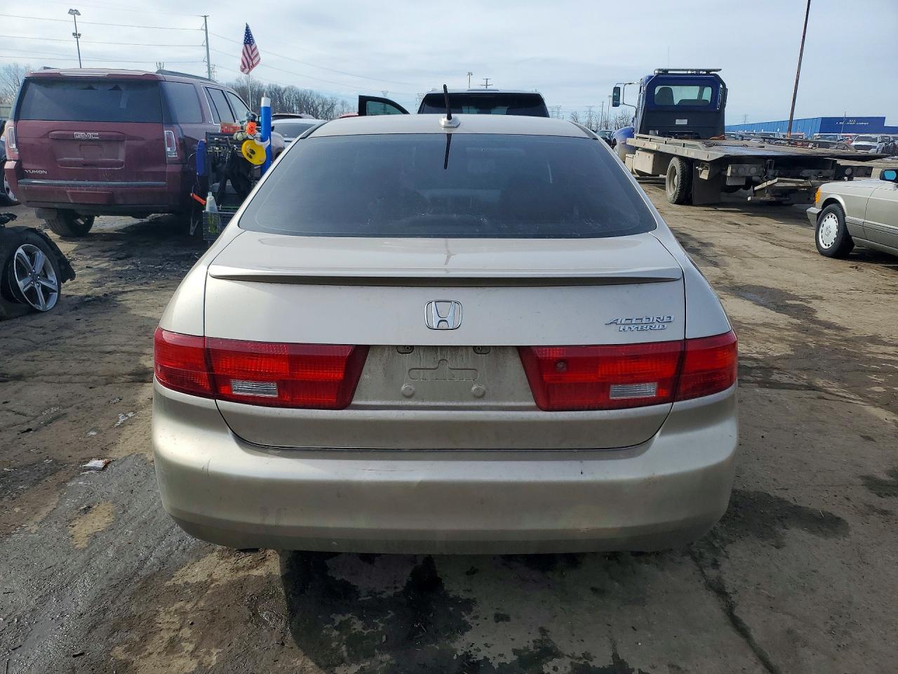 2005 Honda Accord Hybrid Gold vin: JHMCN36475C018901