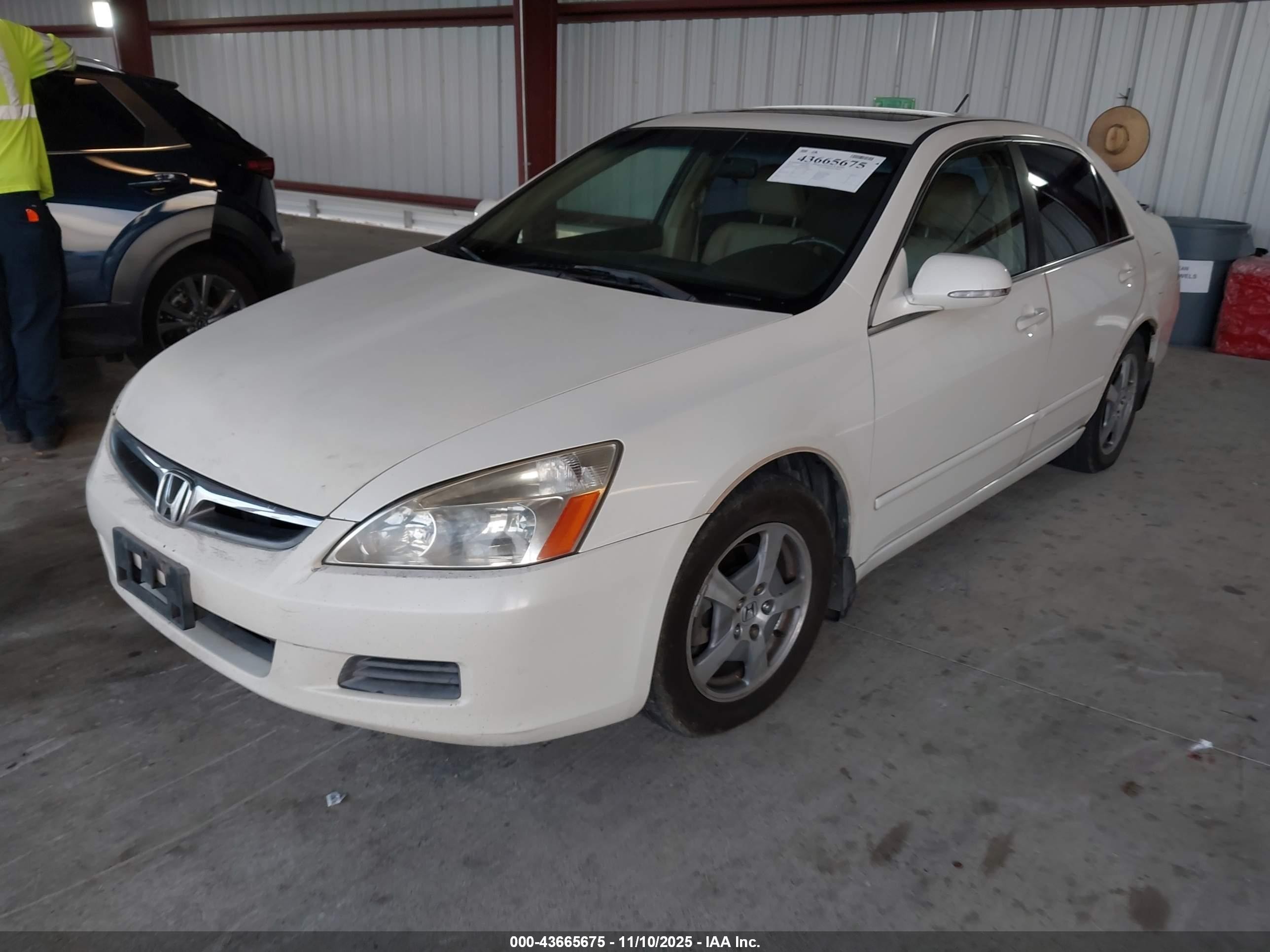 2007 Honda Accord Hybrid   White vin: JHMCN36517C001880