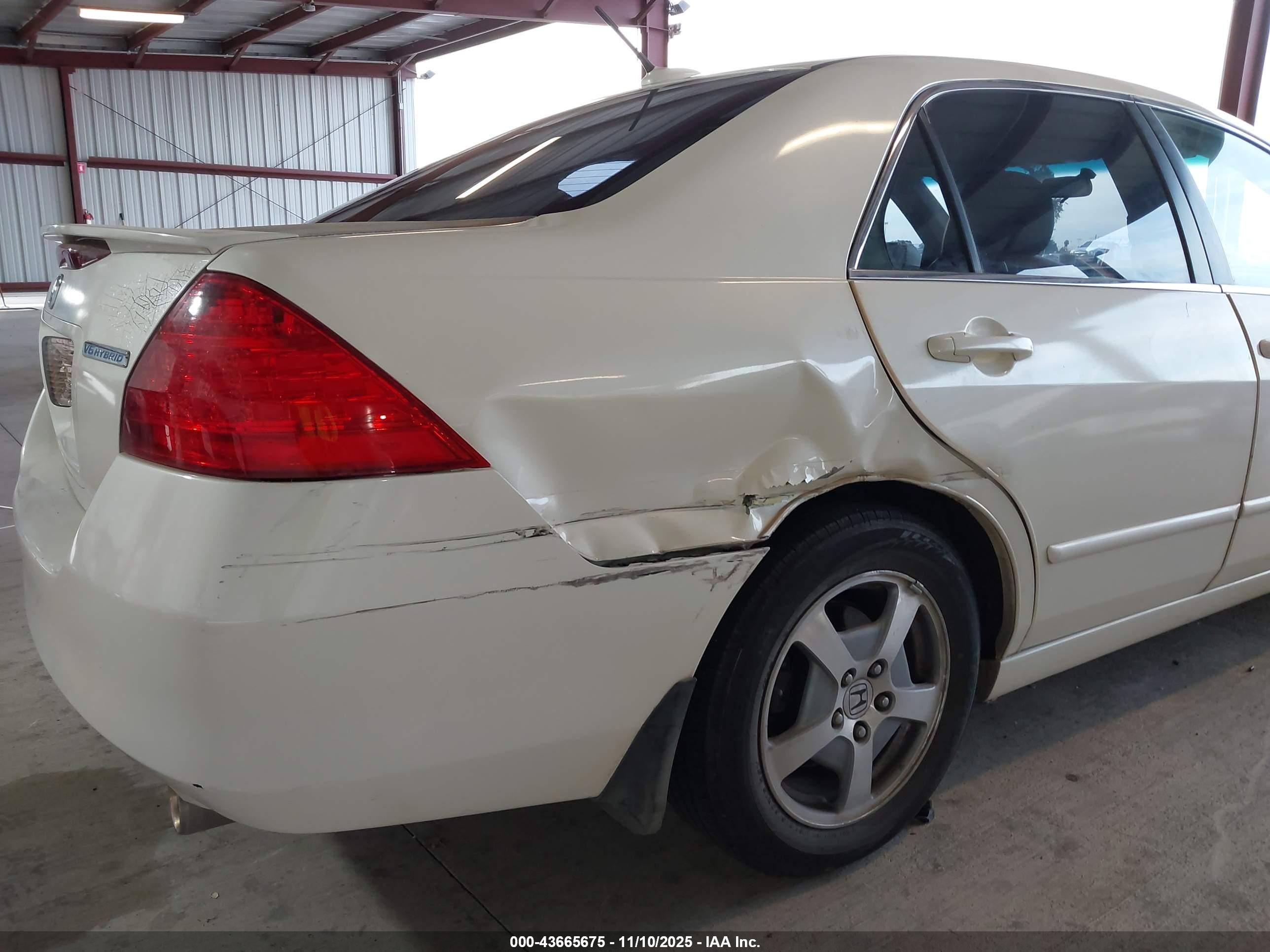 2007 Honda Accord Hybrid   White vin: JHMCN36517C001880