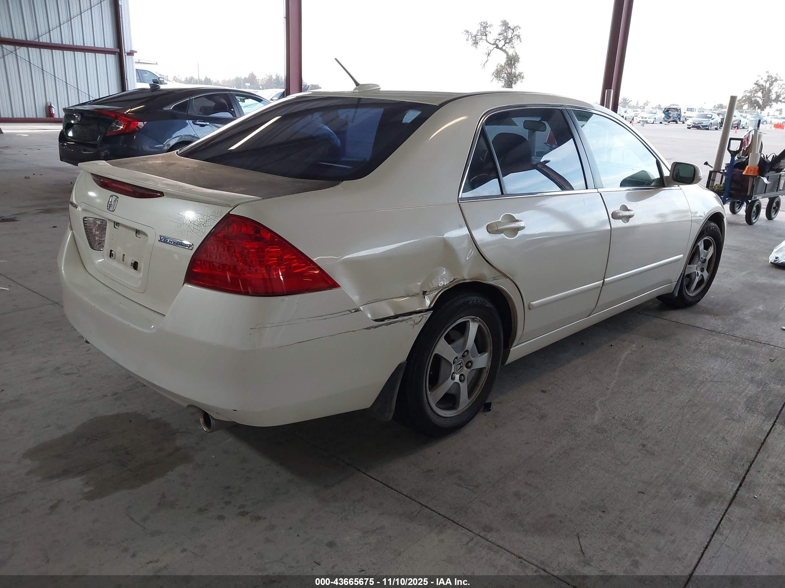 2007 Honda Accord Hybrid   White vin: JHMCN36517C001880