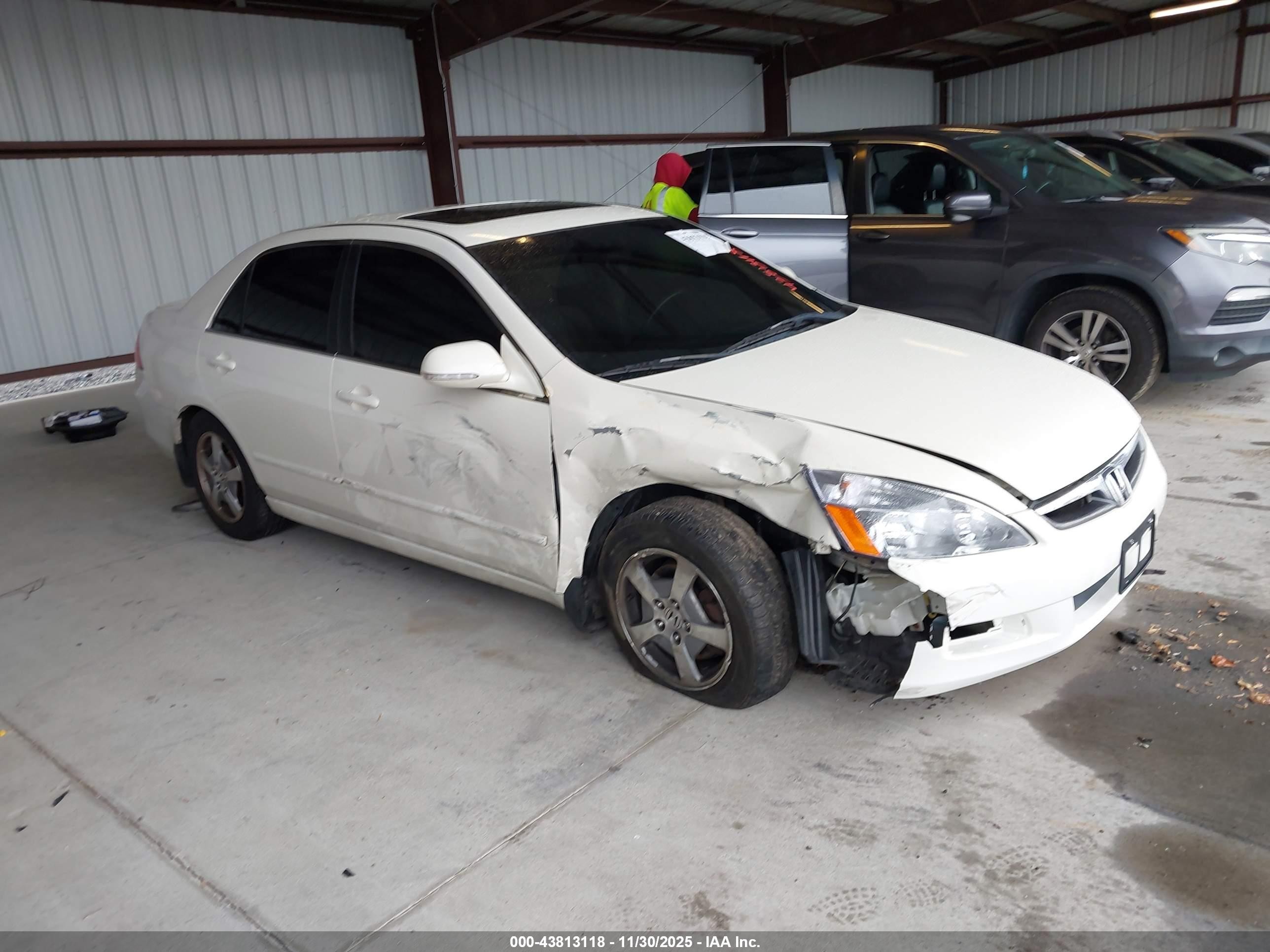 2007 Honda Accord Hybrid   White vin: JHMCN36517C003550
