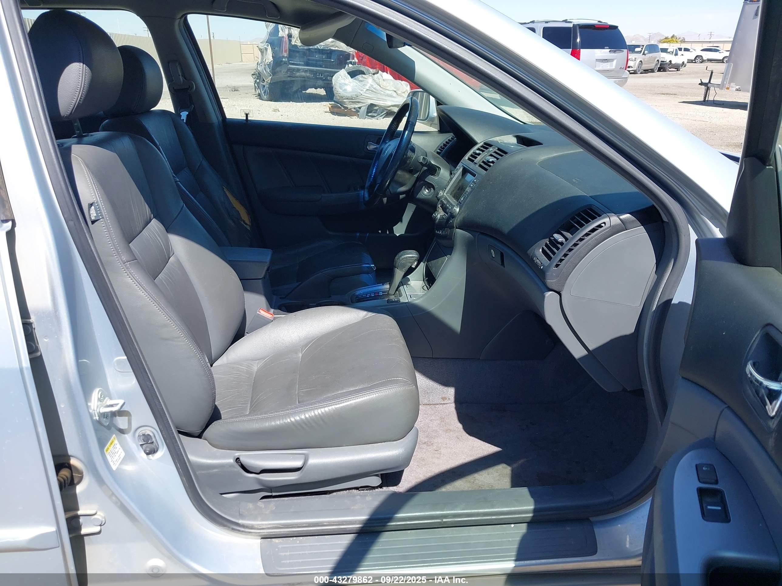 2007 Honda Accord Hybrid   Silver vin: JHMCN36547C000898