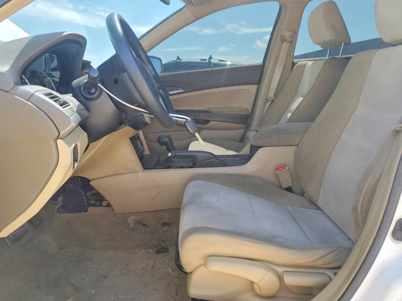 2008 Honda Accord Lx White vin: JHMCP26338C043584