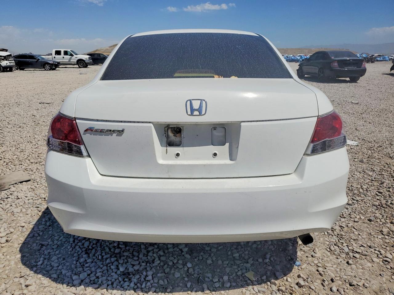 2008 Honda Accord Lx White vin: JHMCP26338C043584