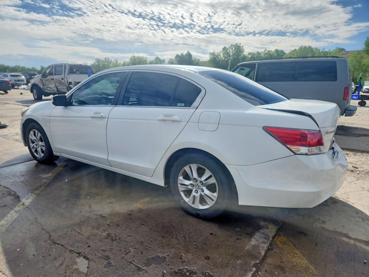 2009 Honda Accord Lxp White vin: JHMCP26419C007709