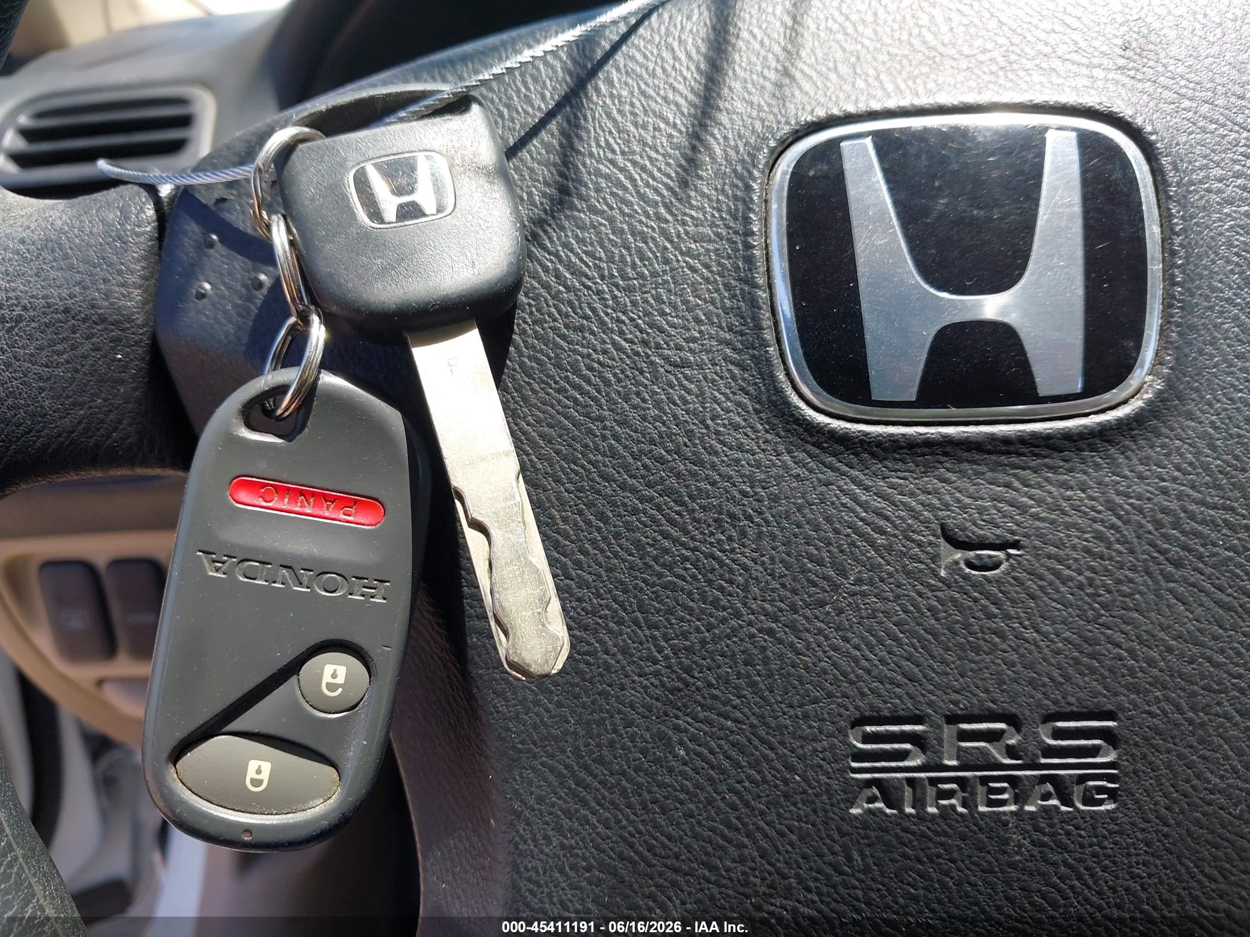 2005 Honda Civic Hybrid   White vin: JHMES96615S012264