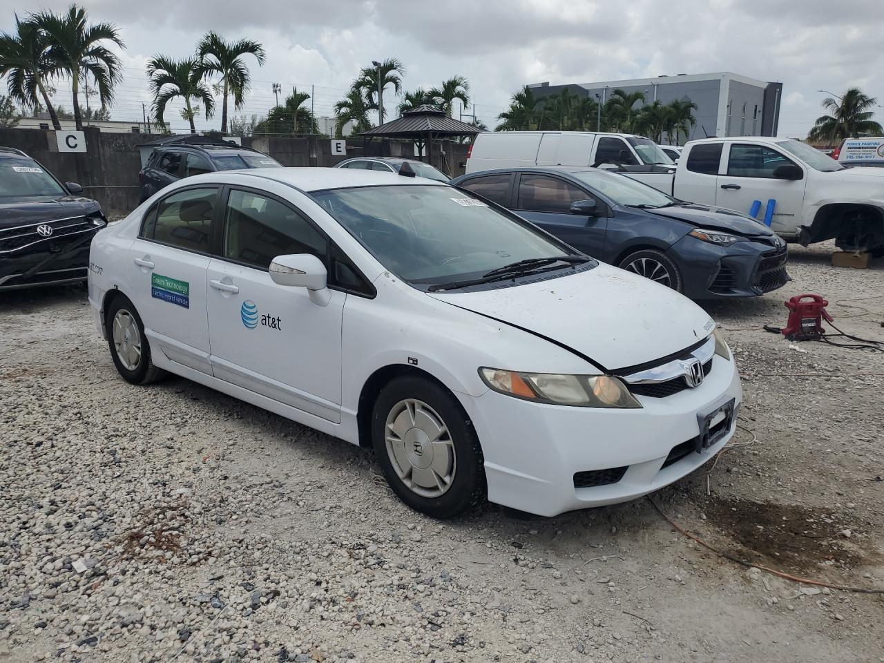 2011 Honda Civic Hybrid White vin: JHMFA3F25BS000129 Damage: Right Front Fender, Dent(S) W/ Paint Dmg, 2 To 3 Inches