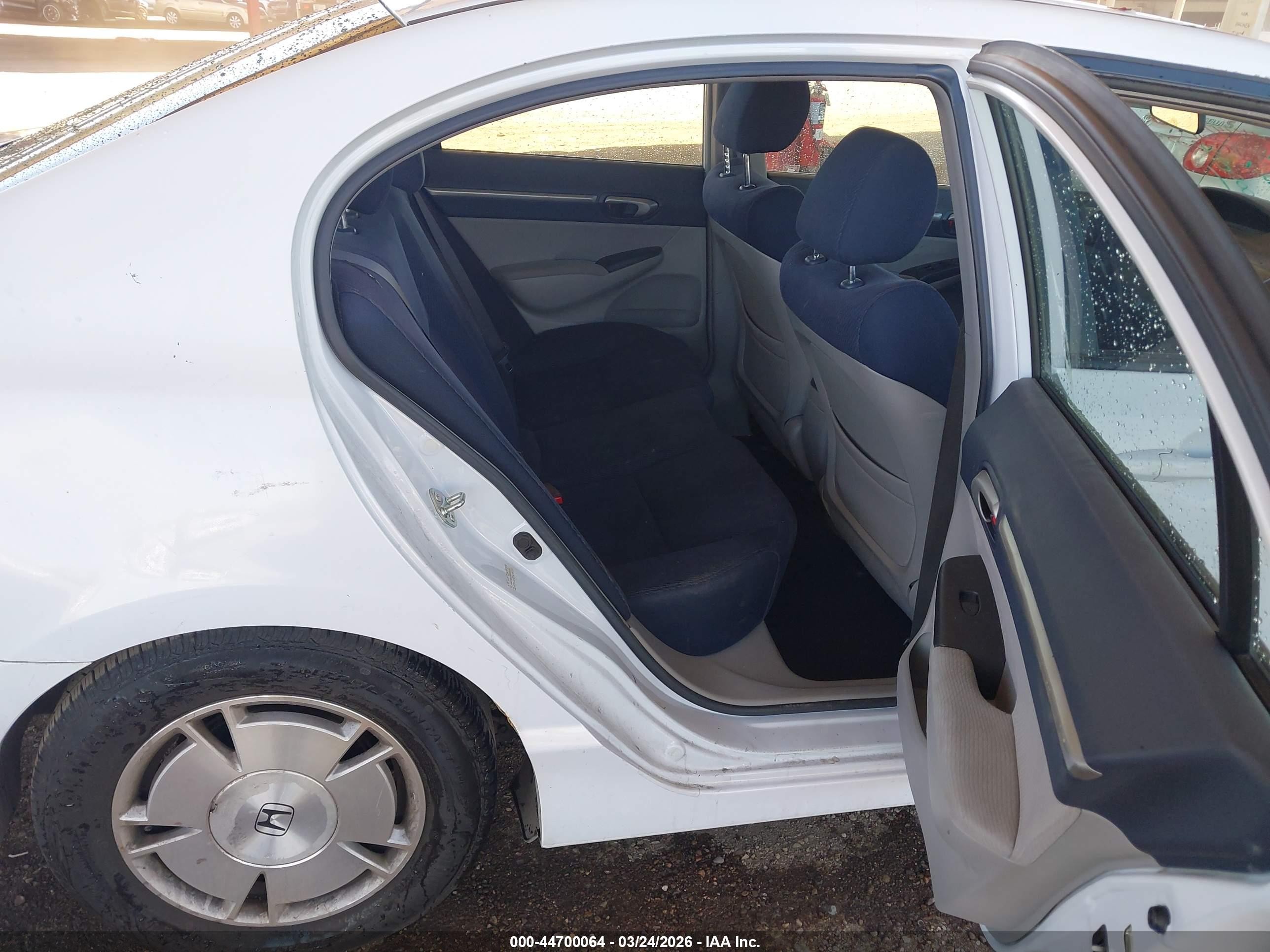 2011 Honda Civic Hybrid   White vin: JHMFA3F26BS000088