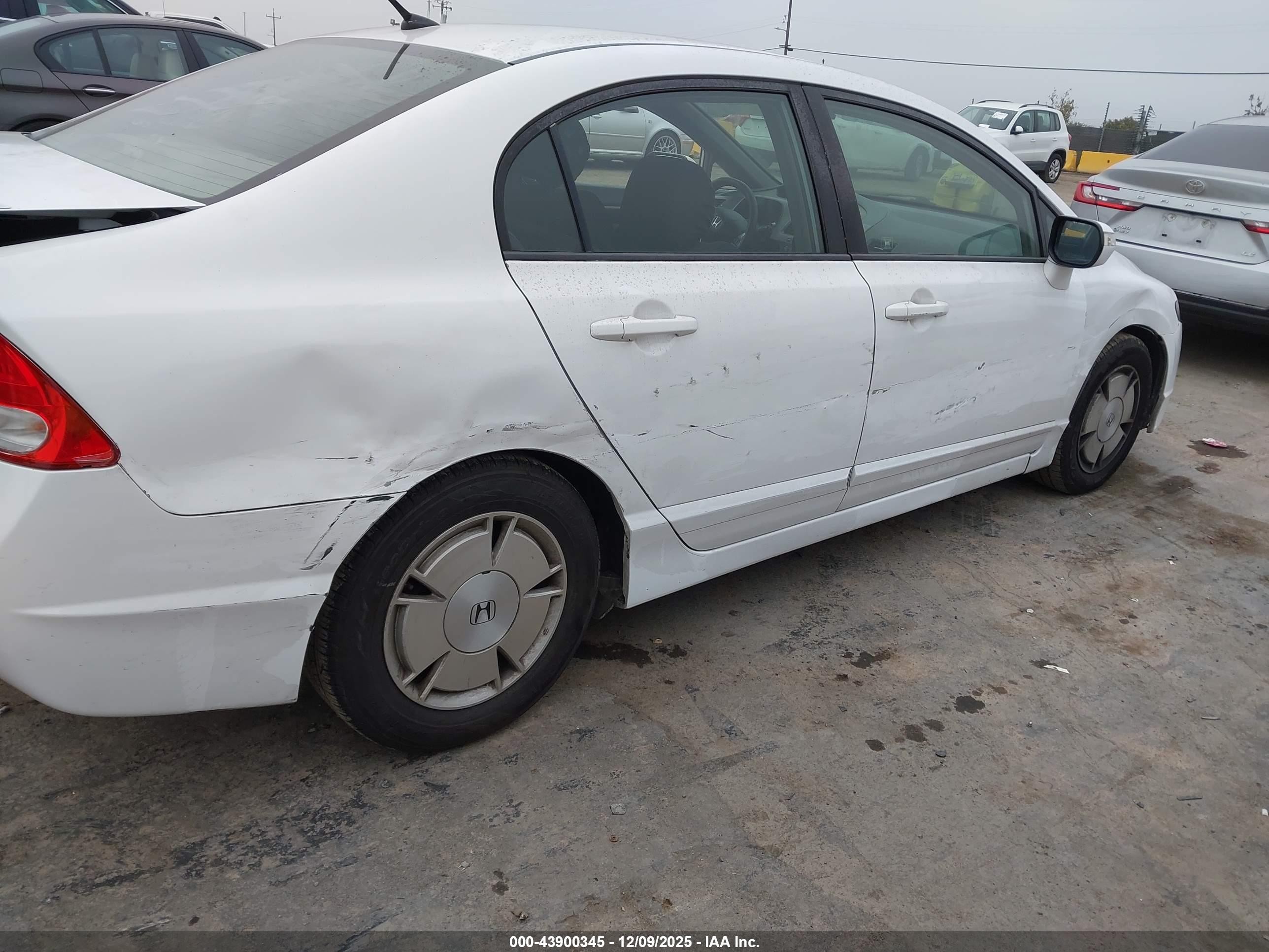2011 Honda Civic Hybrid   White vin: JHMFA3F28BS000111