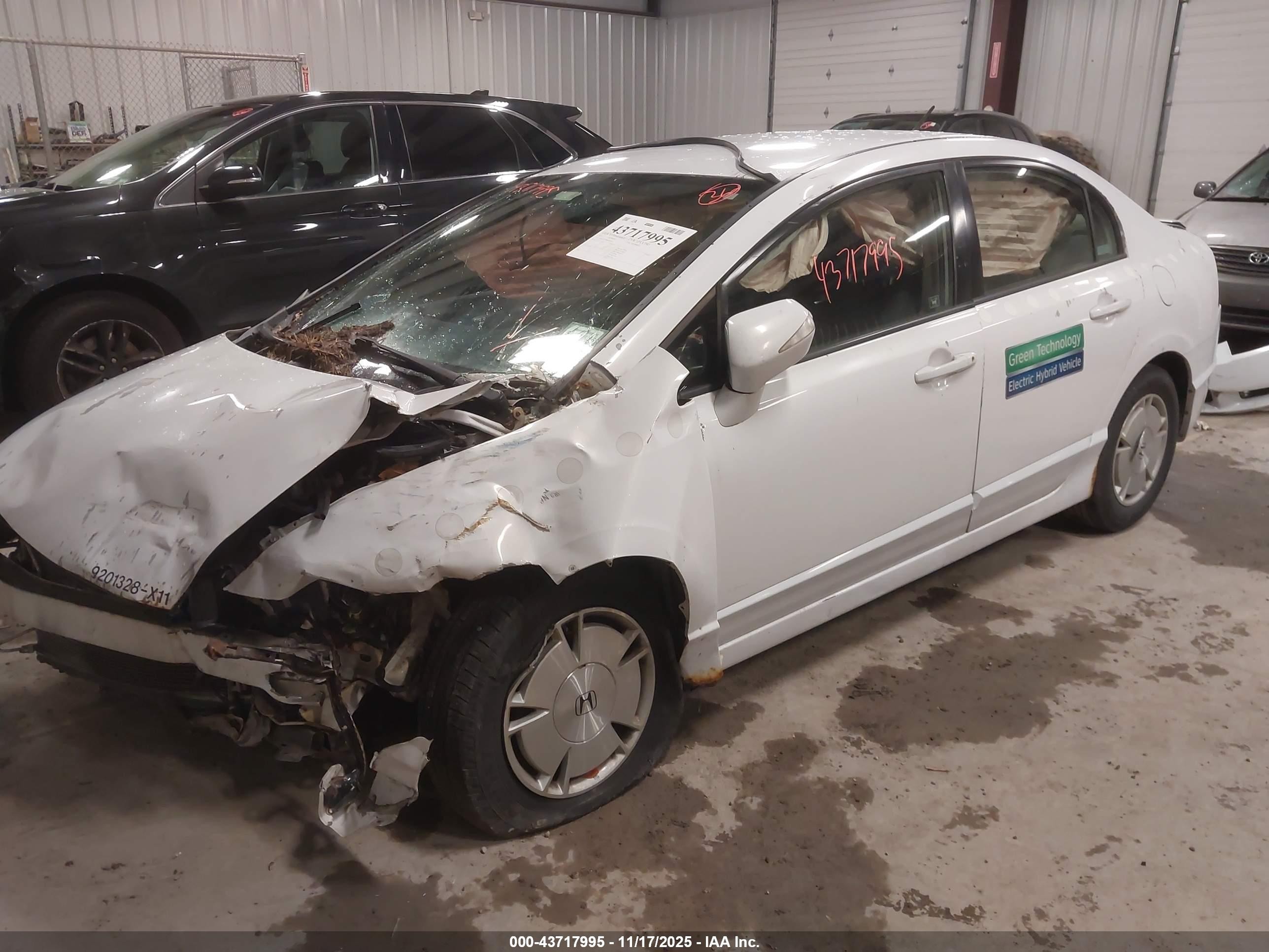 2011 Honda Civic Hybrid   White vin: JHMFA3F28BS000383