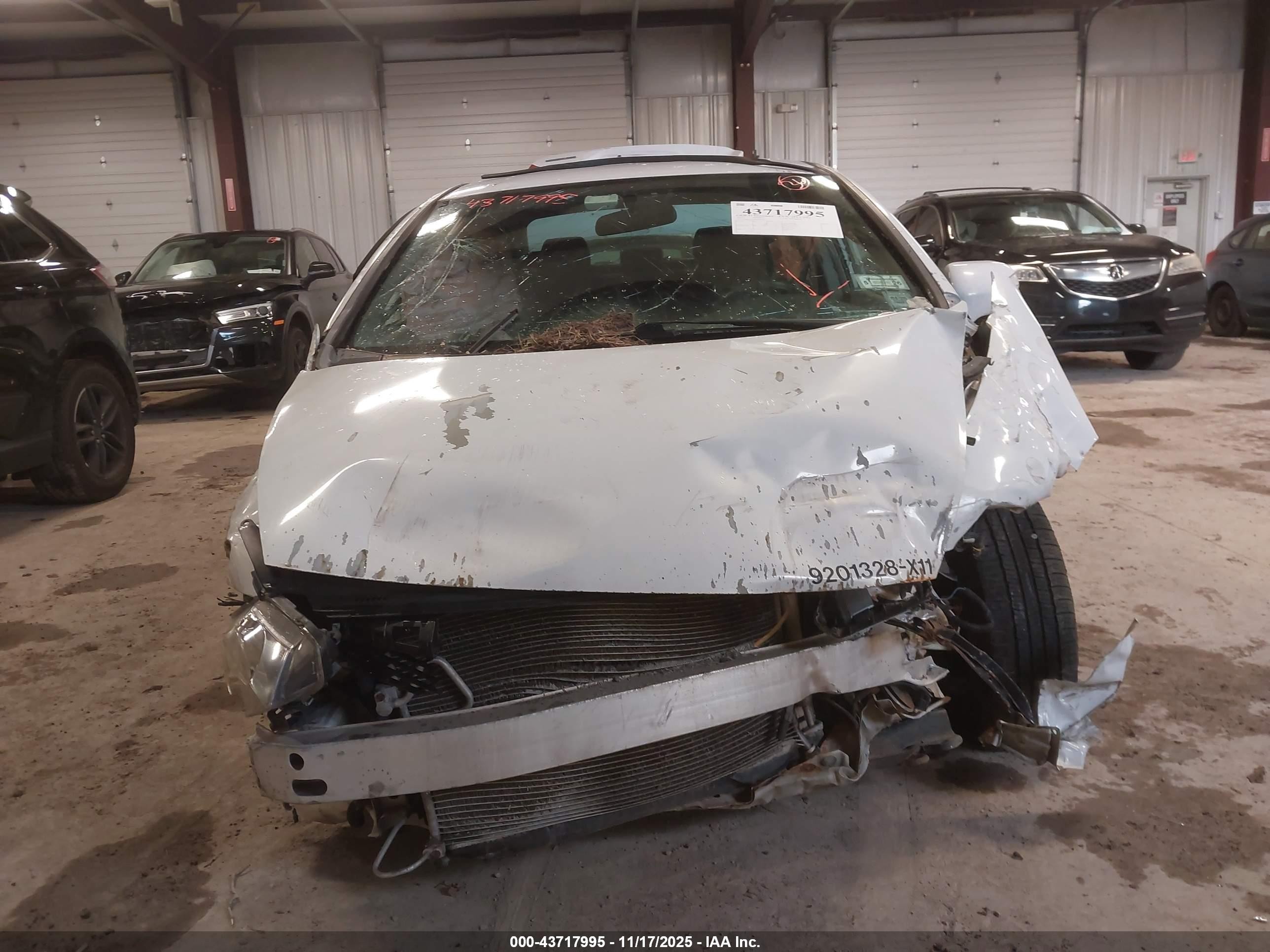 2011 Honda Civic Hybrid   White vin: JHMFA3F28BS000383