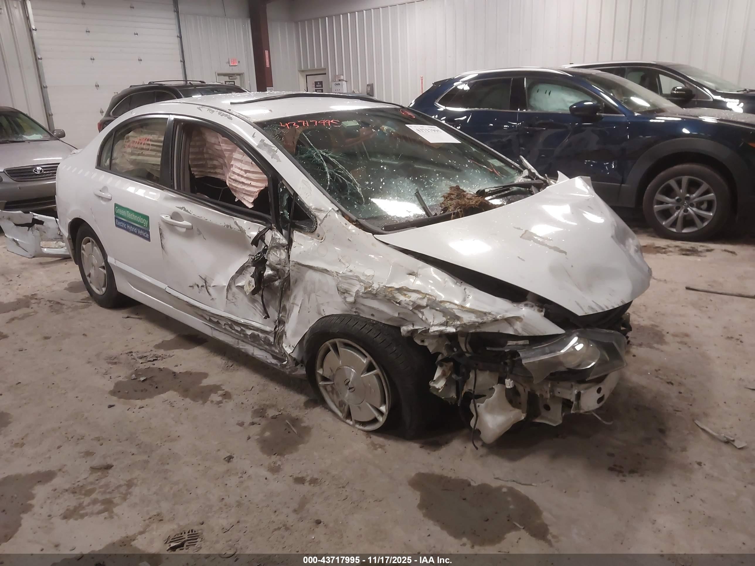 2011 Honda Civic Hybrid   White vin: JHMFA3F28BS000383