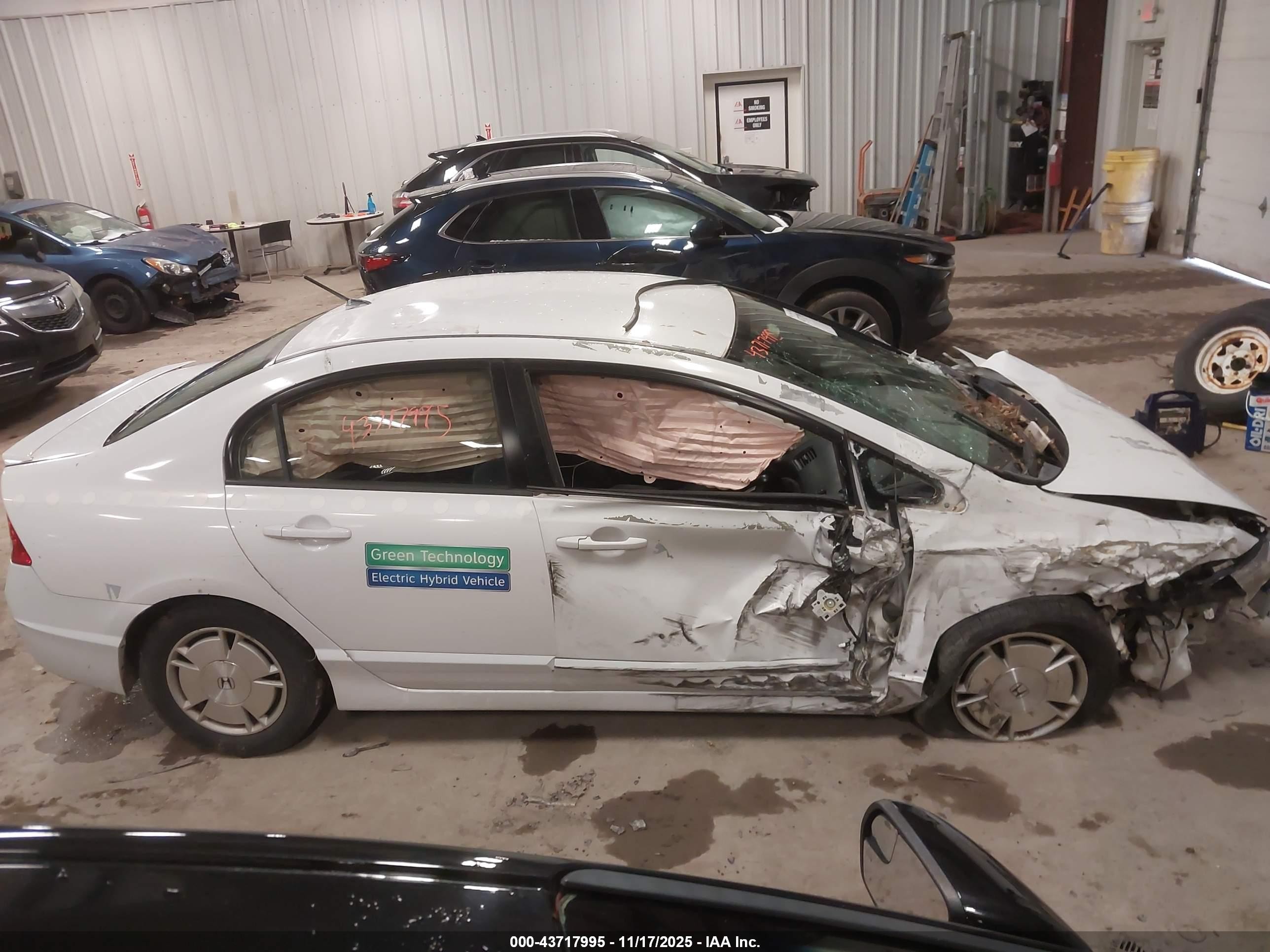 2011 Honda Civic Hybrid   White vin: JHMFA3F28BS000383