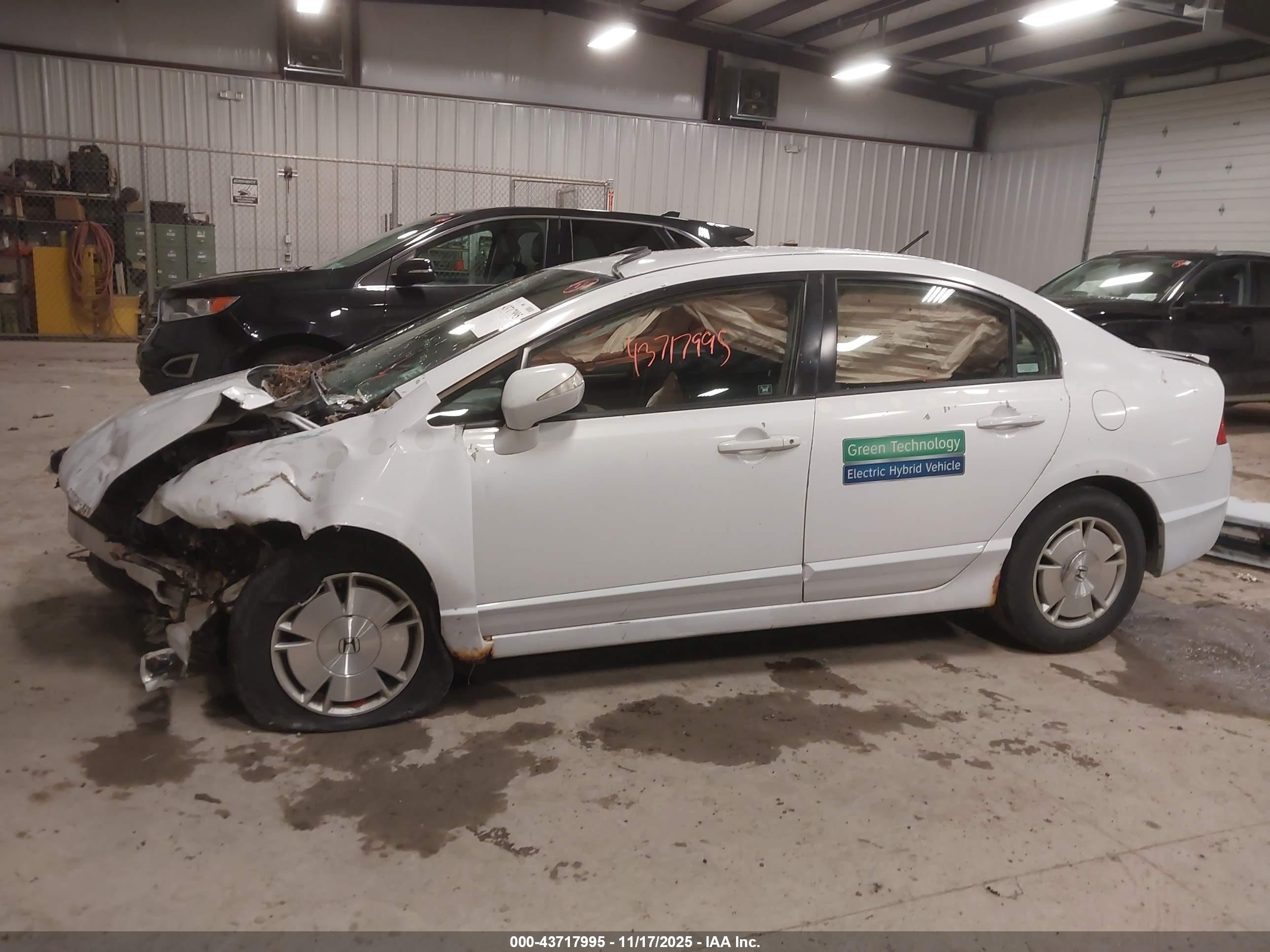 2011 Honda Civic Hybrid   White vin: JHMFA3F28BS000383