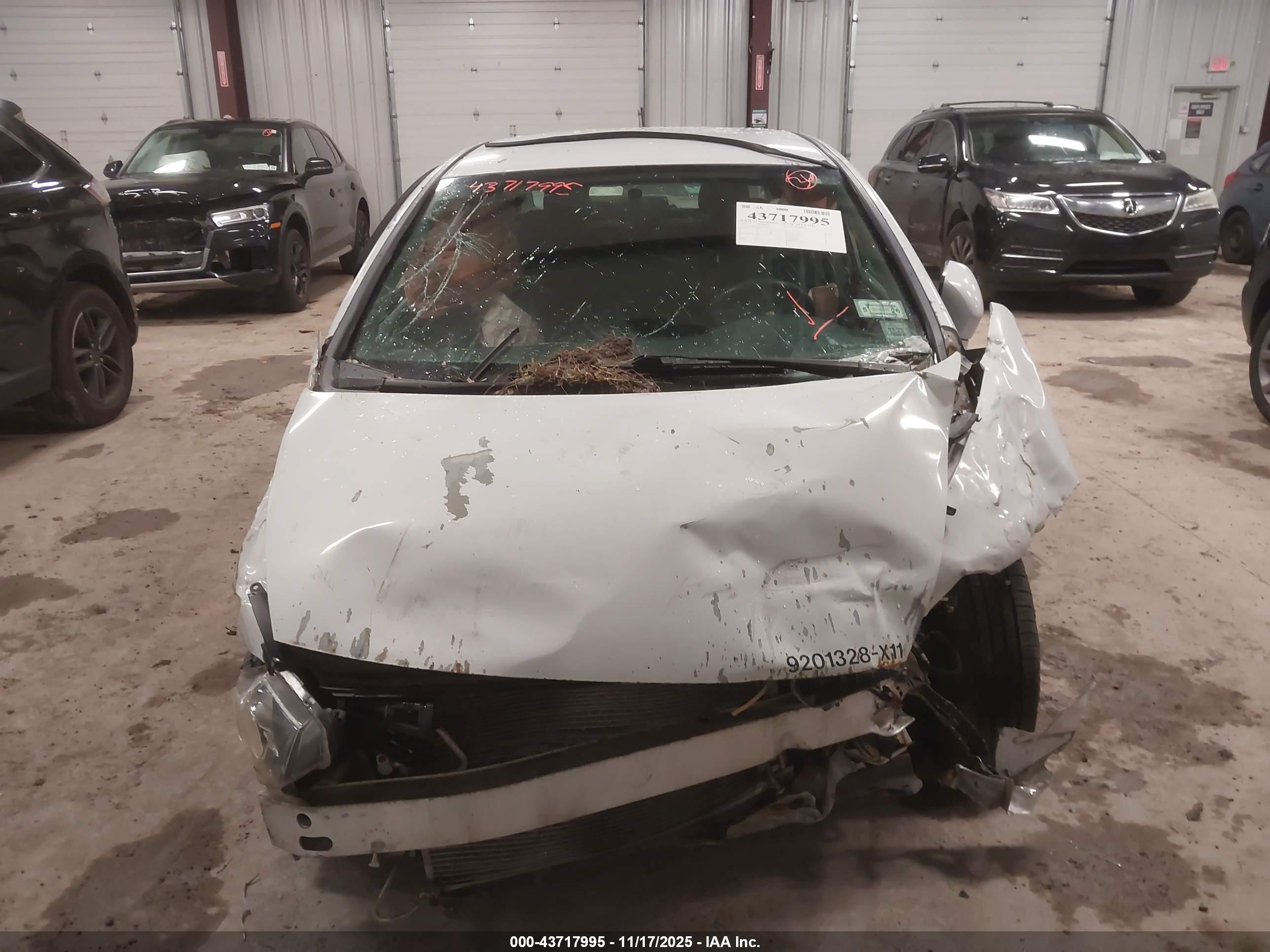2011 Honda Civic Hybrid   White vin: JHMFA3F28BS000383
