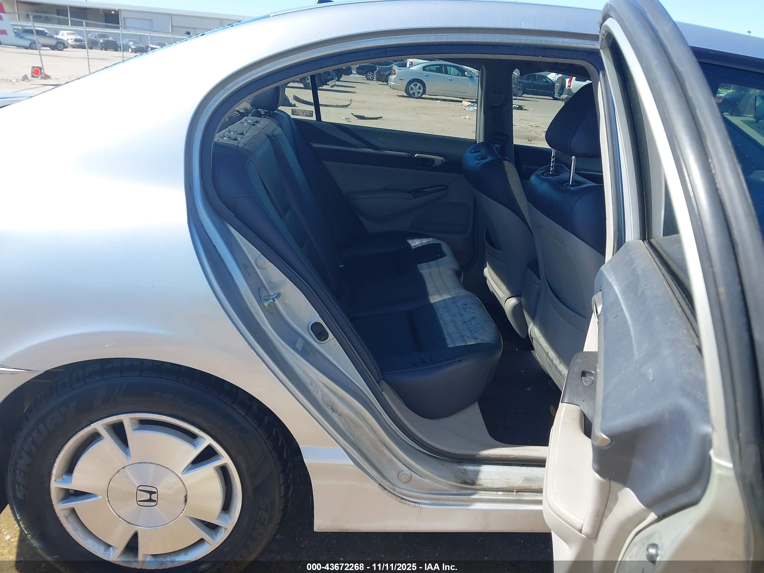 2011 Honda Civic Hybrid   Silver vin: JHMFA3F28BS000836