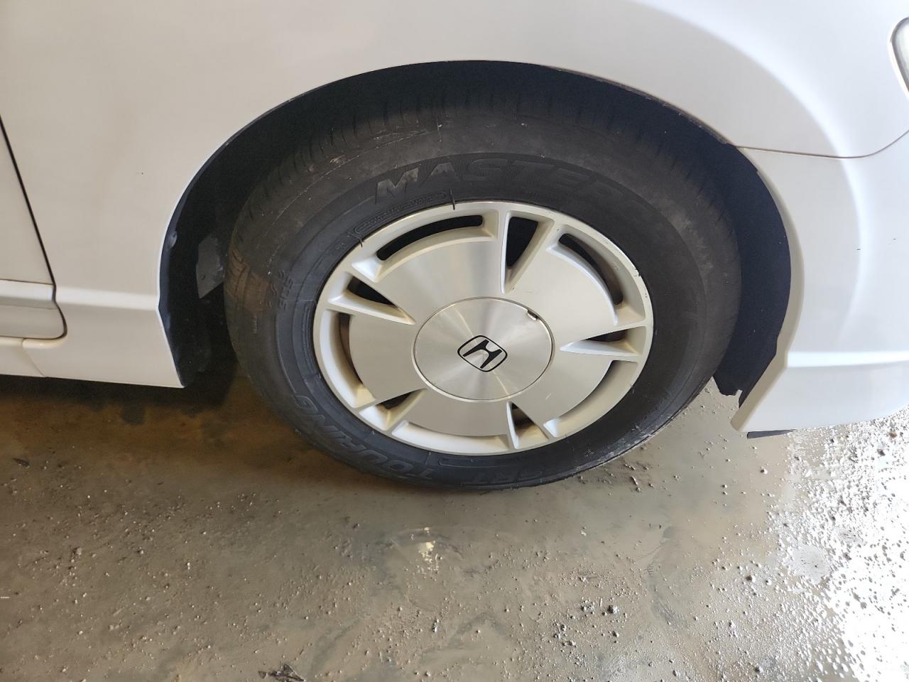 2011 Honda Civic Hybrid White vin: JHMFA3F29BS000134 Damage: Right Front Wheel, Curb Rash, 4 To 5 Inches