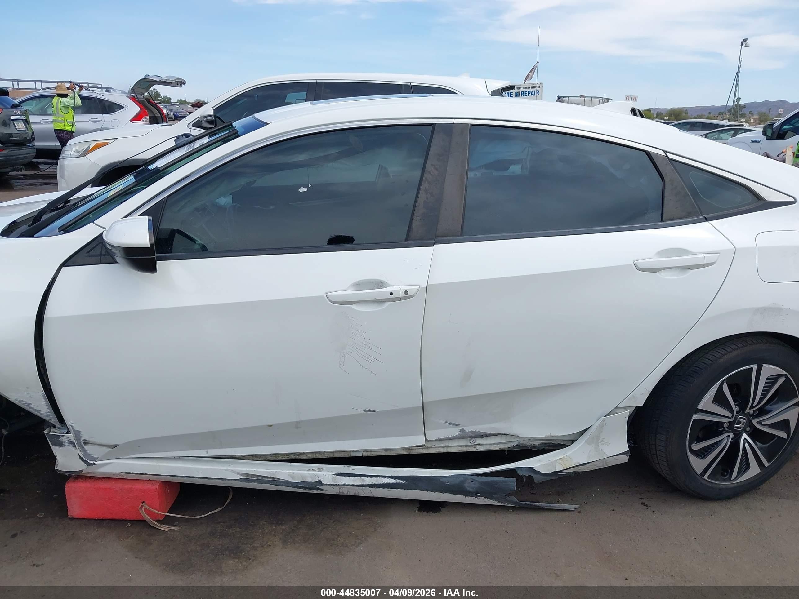 2018 Honda Civic Ex-t White vin: JHMFC1F33JX041724