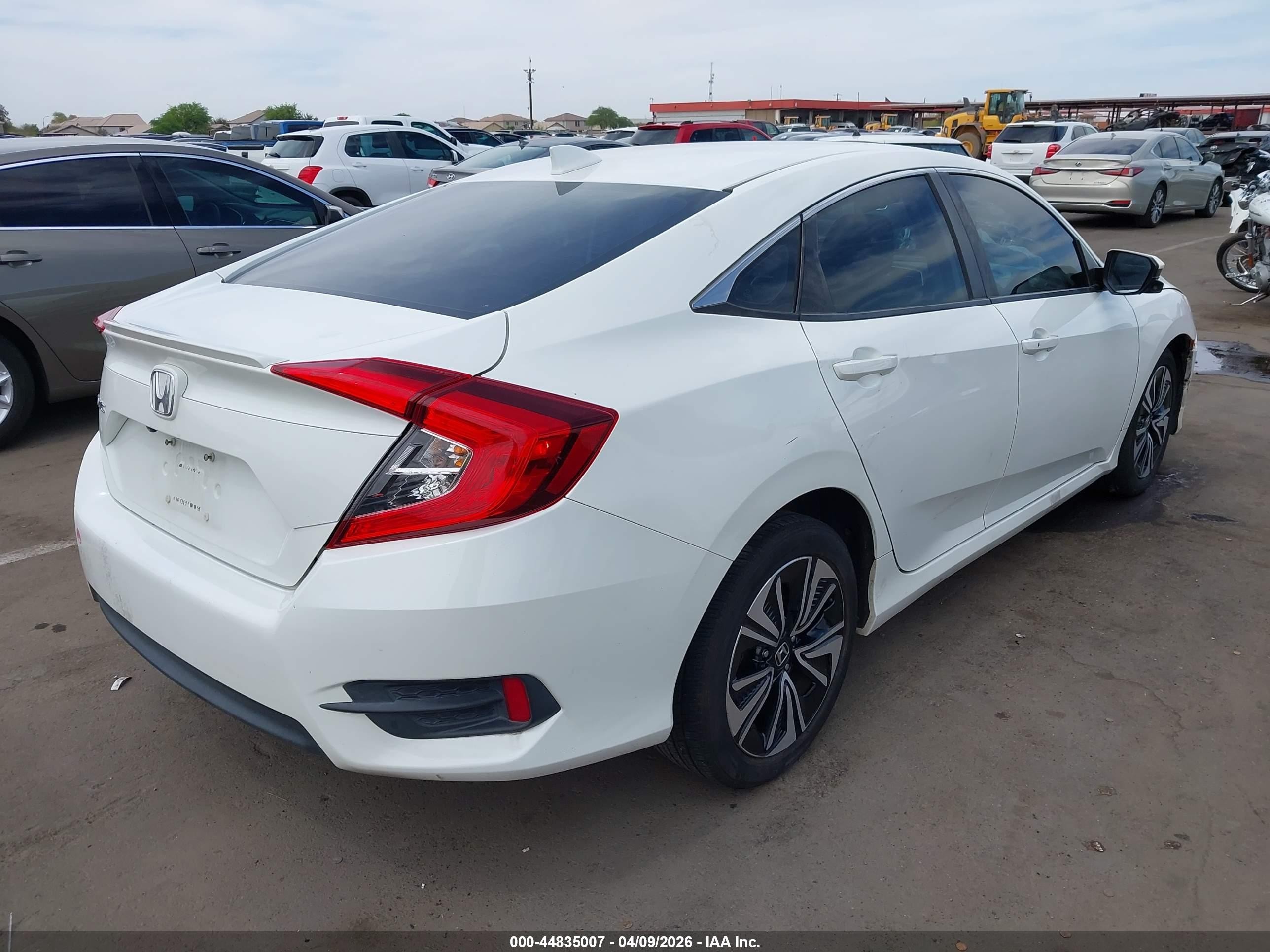 2018 Honda Civic Ex-t White vin: JHMFC1F33JX041724