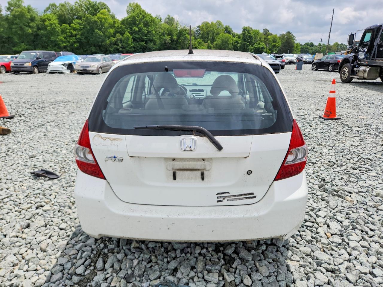2007 Honda Fit White vin: JHMGD37457S066103
