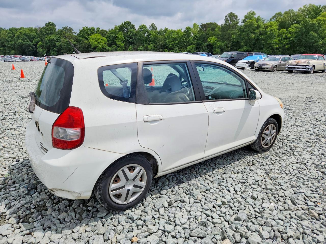2007 Honda Fit White vin: JHMGD37457S066103