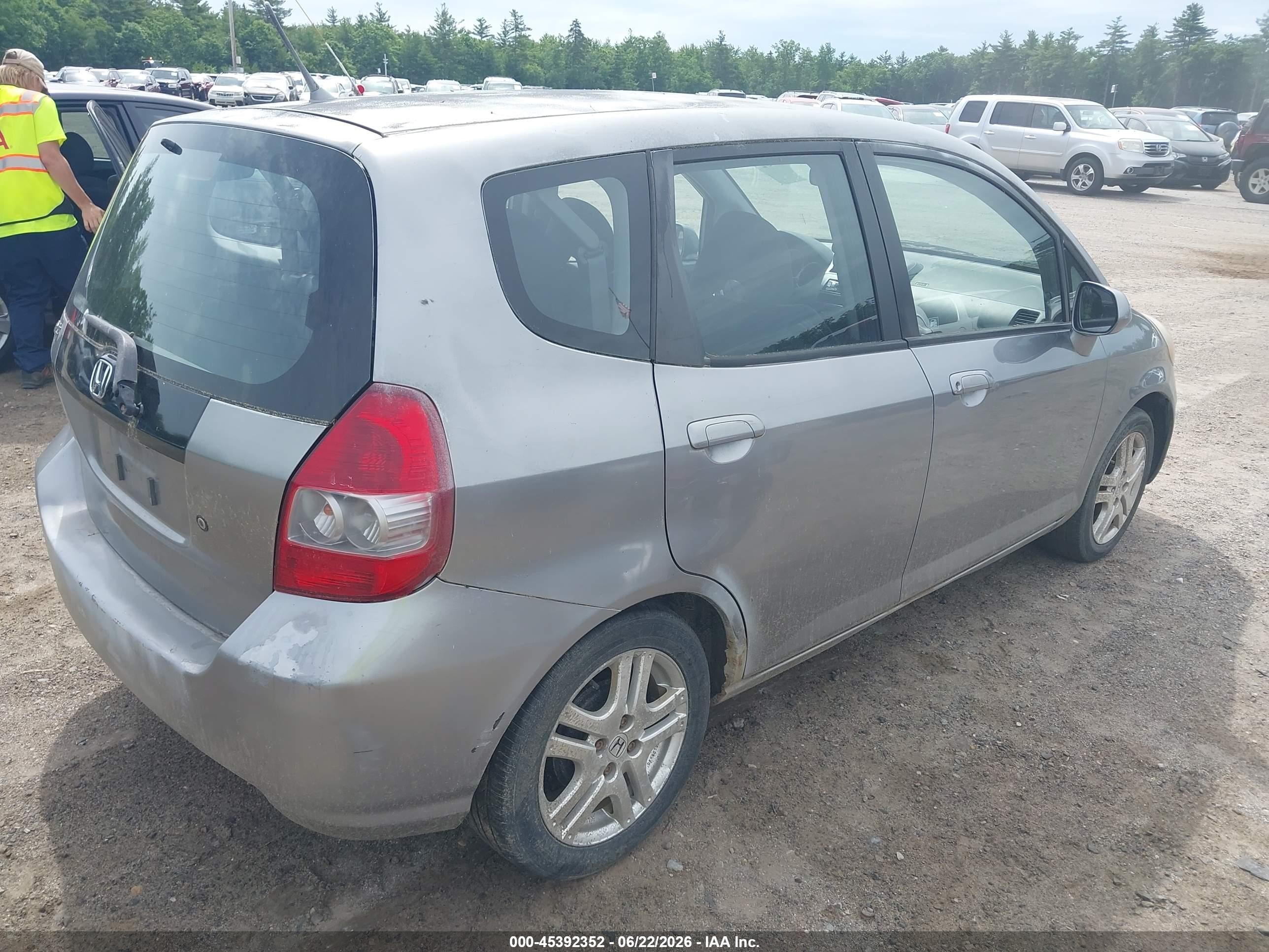 2007 Honda Fit   Silver vin: JHMGD37467S067843