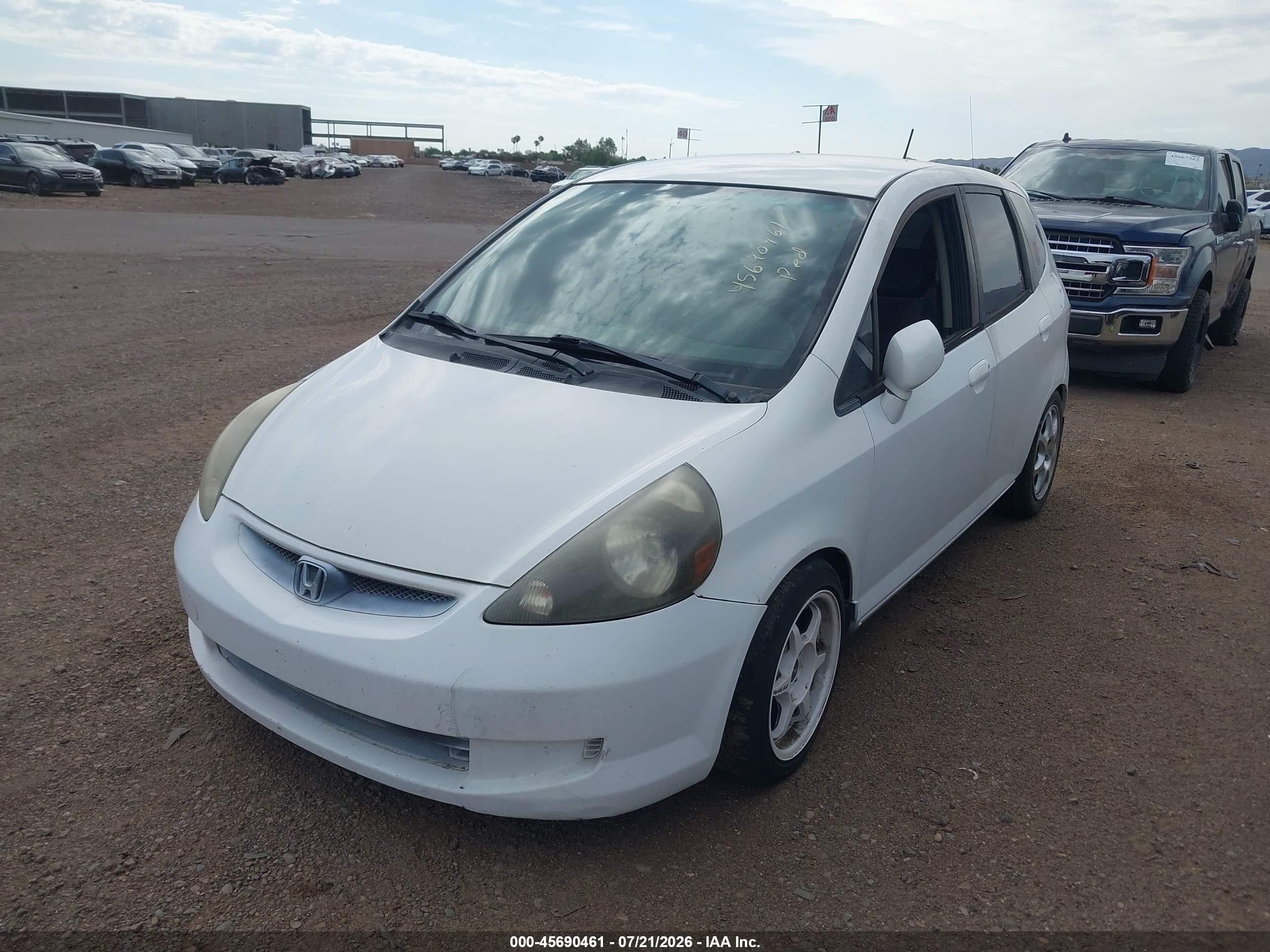 2007 Honda Fit   White vin: JHMGD37487S061607