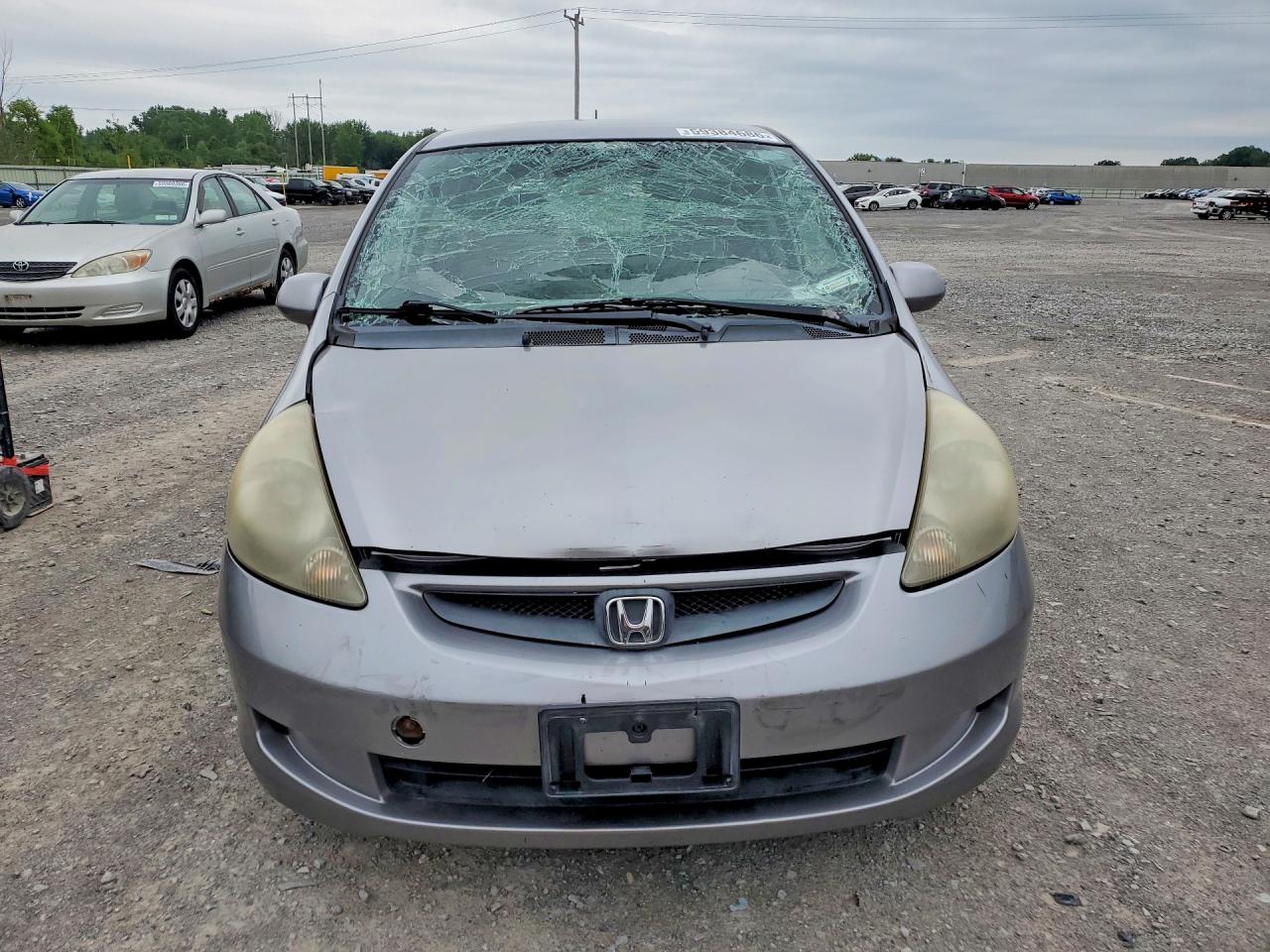 2008 Honda Fit Silver vin: JHMGD37488S005491
