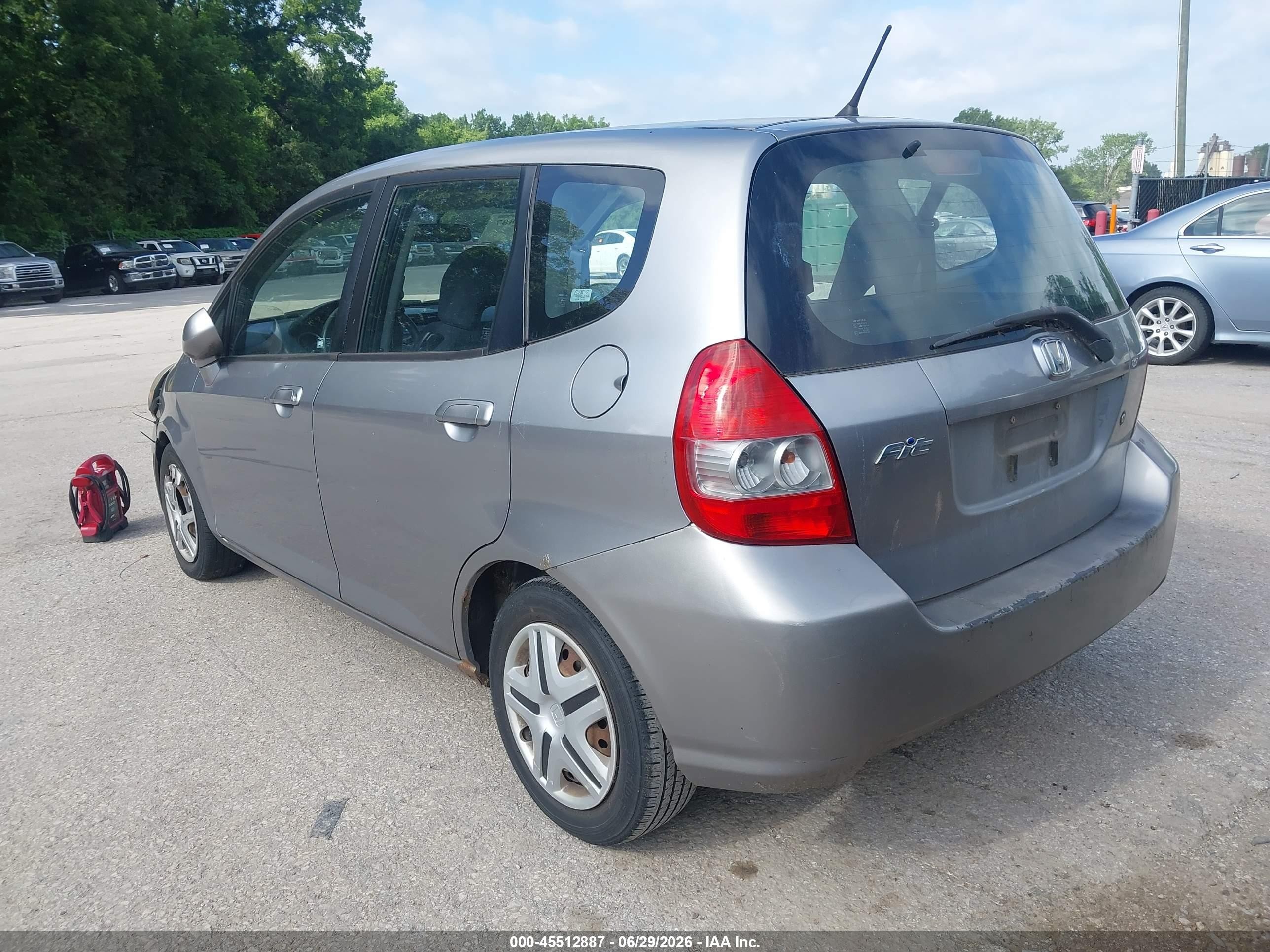 2007 Honda Fit   Silver vin: JHMGD38417S014482