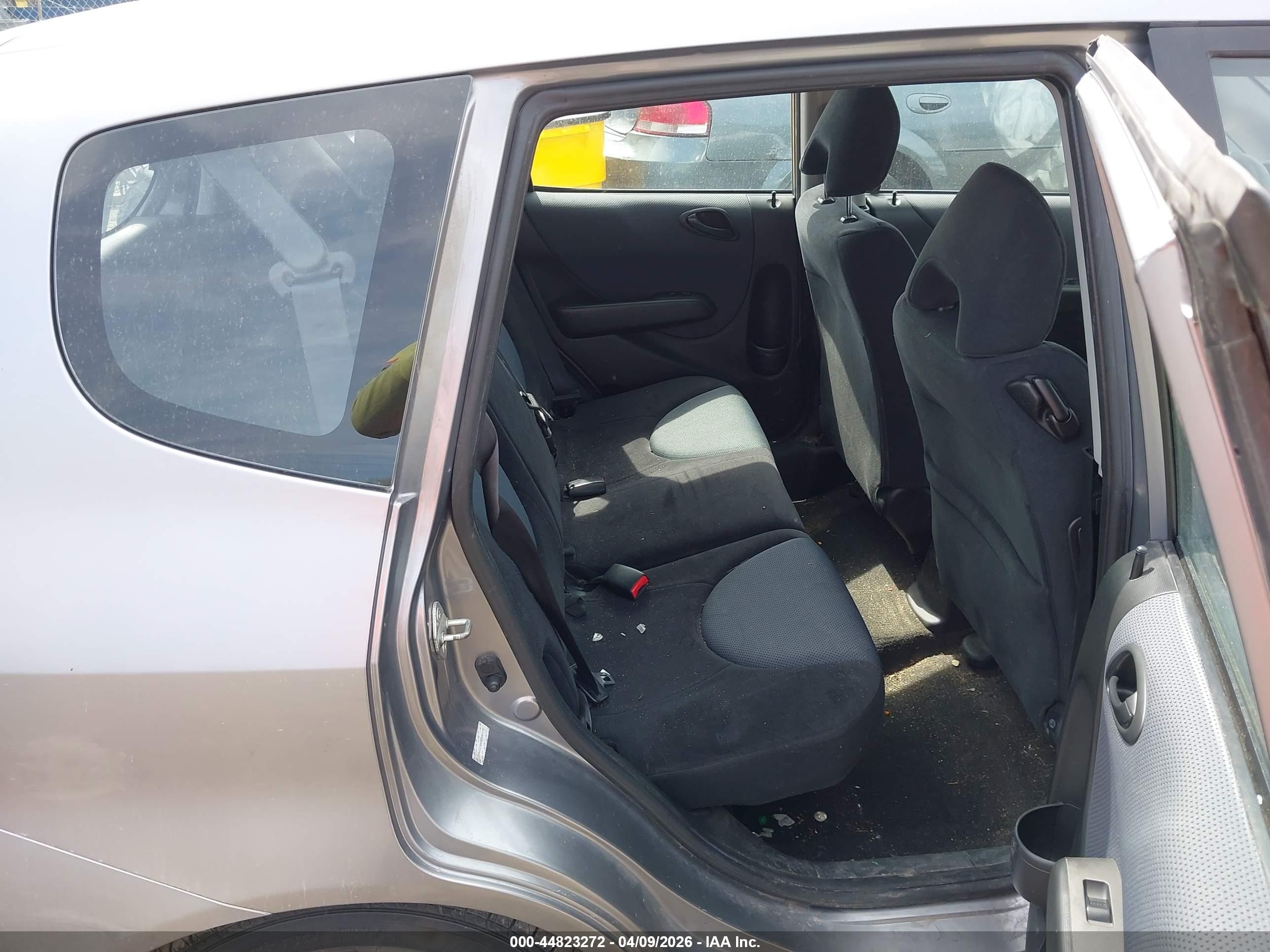 2008 Honda Fit   Silver vin: JHMGD38498S061115