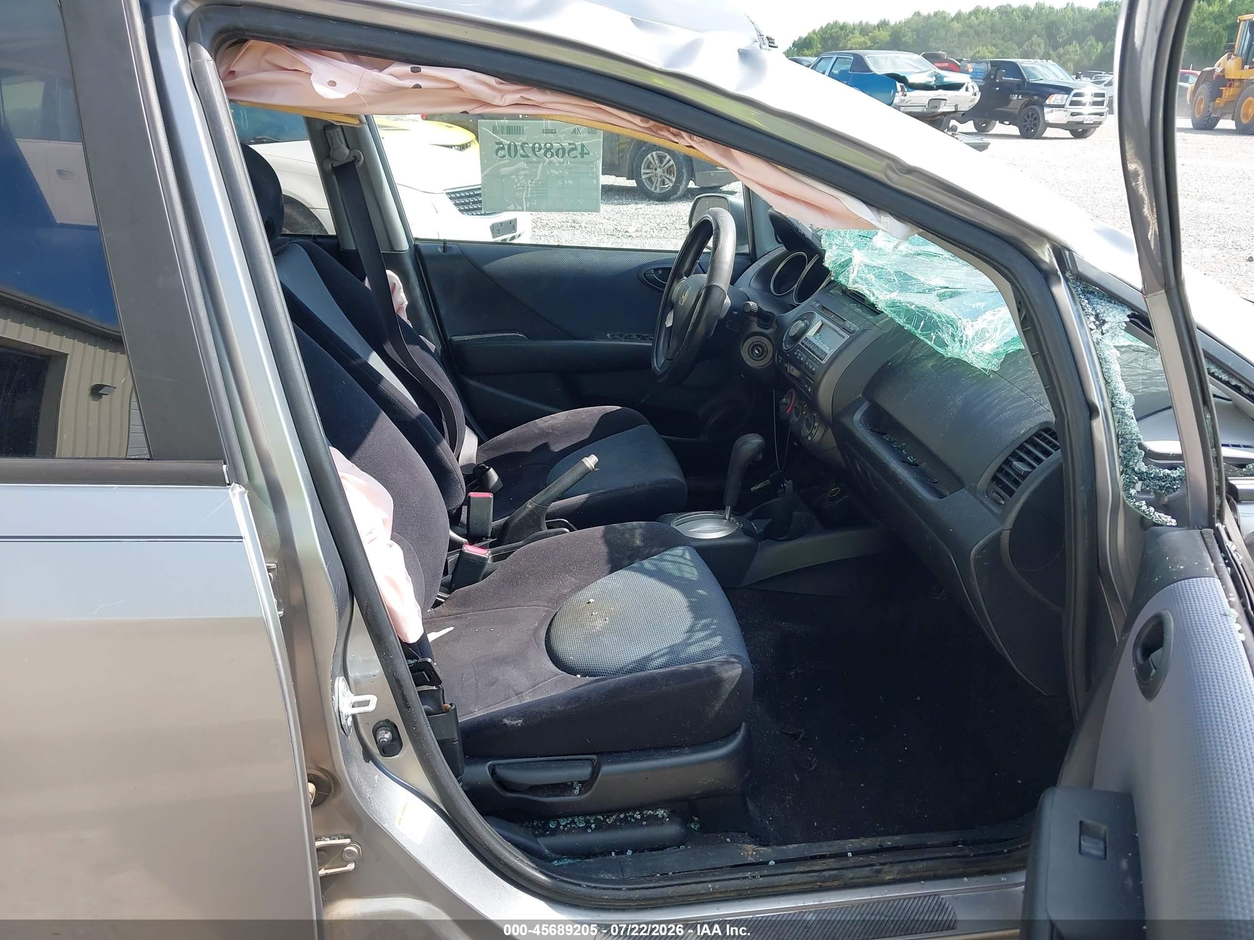 2007 Honda Fit   Silver vin: JHMGD384X7S037159